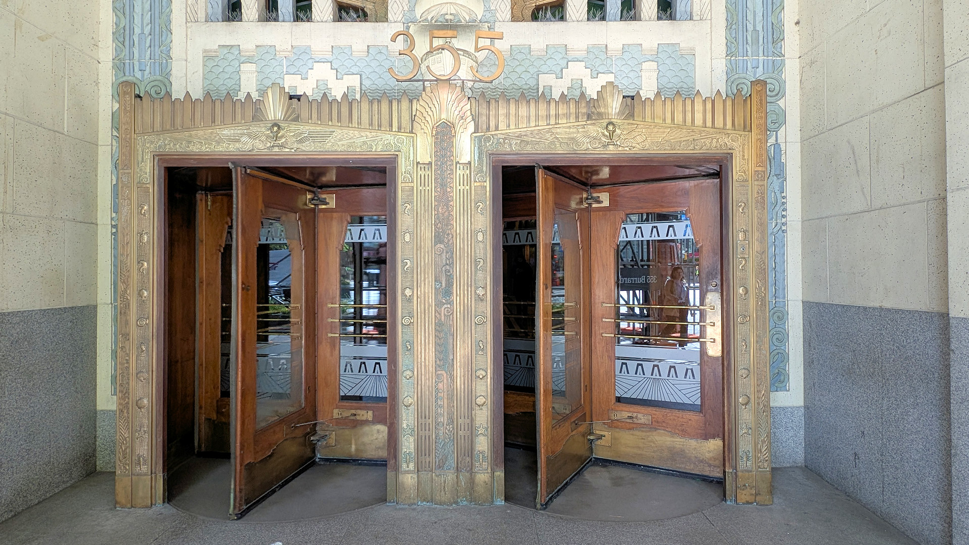 Eingang vom Marine Building Vancouver mit zwei Drehtüren die aus Holz, Glas und Messing sind 