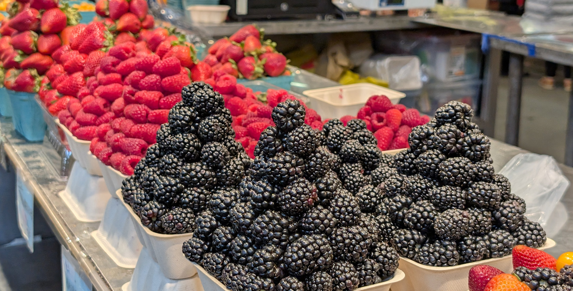 Schalen mit schwarzen Brombeeren und roten Himbeeren Market Place Grandville Island Vancouver