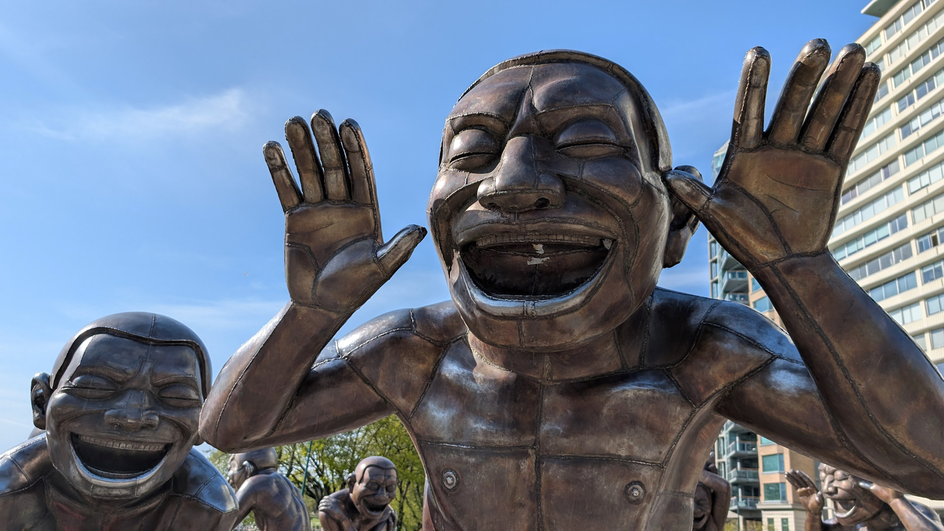 Zwei Skulpturen aus Metall der lachende Personen vom Amazong Laughter Kunstwerk in Vancouver 