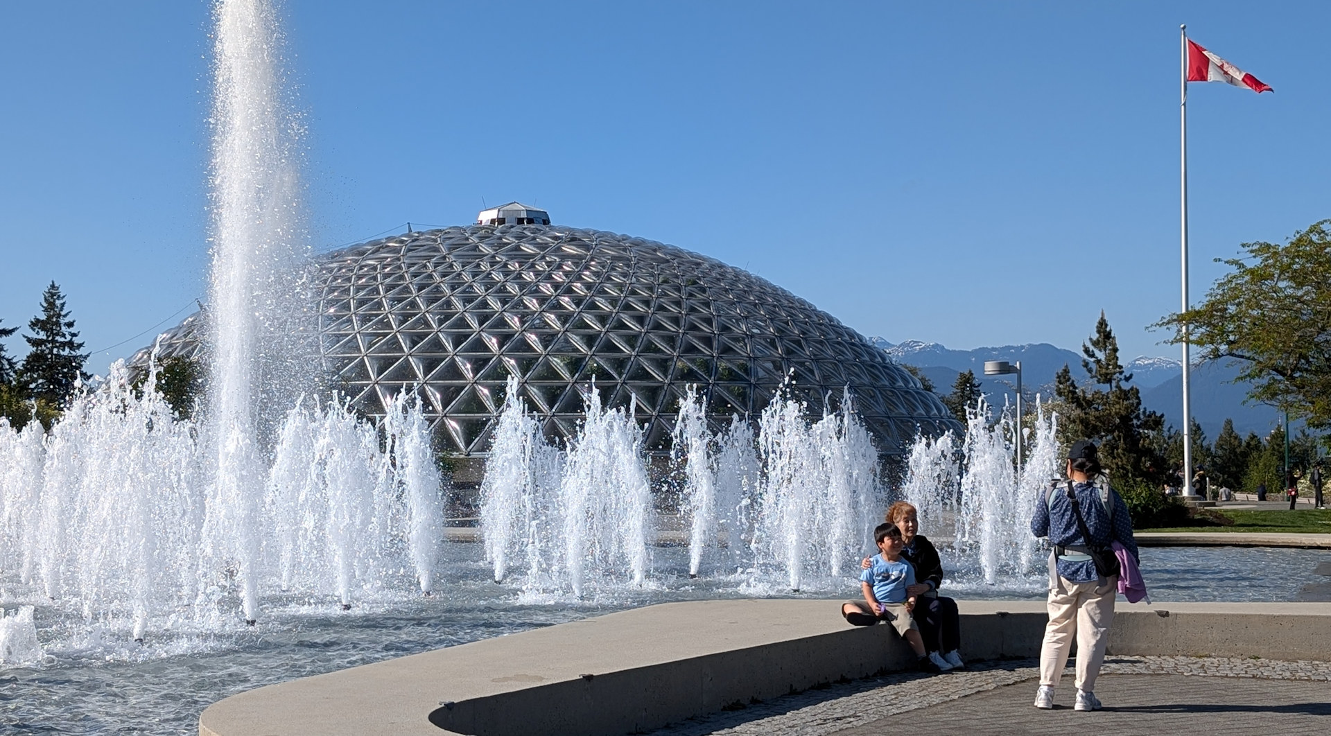 Geodätische Kuppel und Springbrunnen der Bloedel Conservatory in Vancouver Kanada 