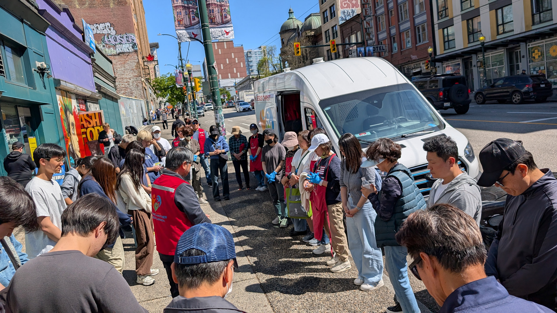 Transporter für die Ausgabe von Nahrung und Gruppe Freiwillige der Ourloam Organisation in Vancouver