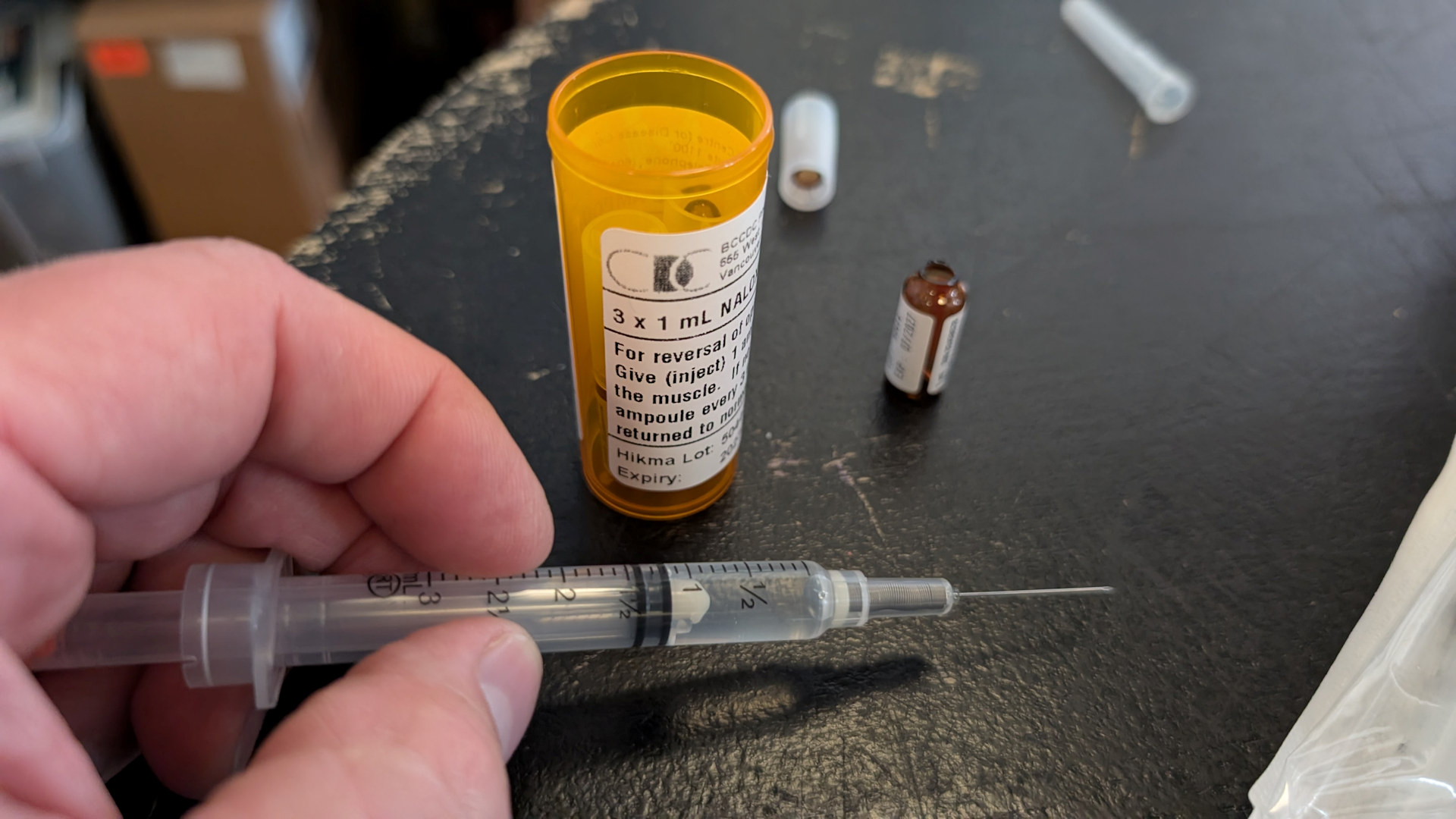 Ampullen und Spritze aus einem Narloxon Kit gegen Überdosierung mit Opiaten