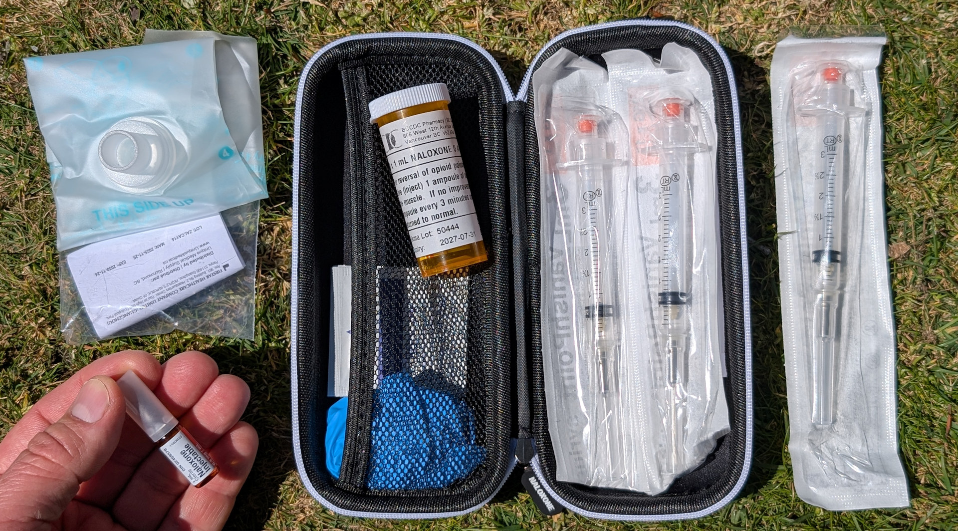 Narloxon Kit bestehend aus drei Spritzen, drei Glasampullen und einer Maske für Mund zu Mund Beatmung