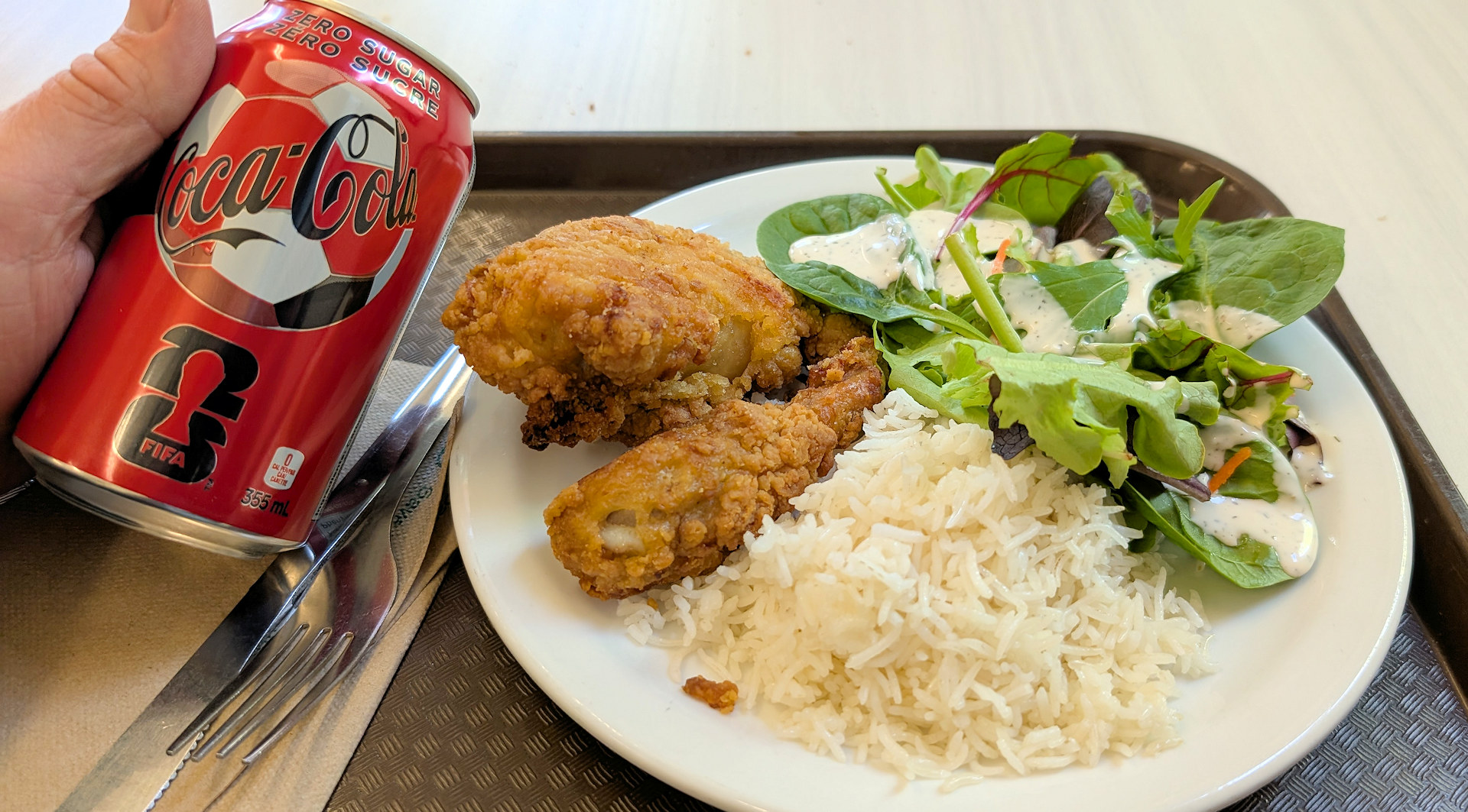 Portion Hühnchen mit Reis und zuckerfreie Cola im Community Center Hastings Street