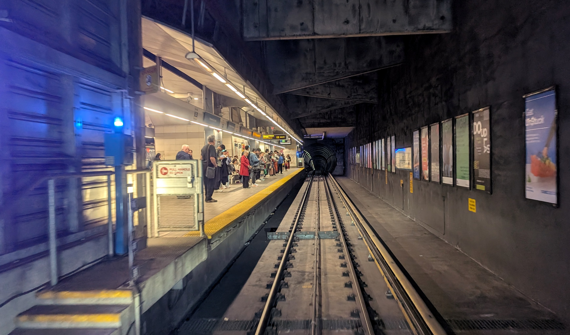 U-Bahn Station in Vancouver mit Blick auf die Schienen und den Tunnel 
