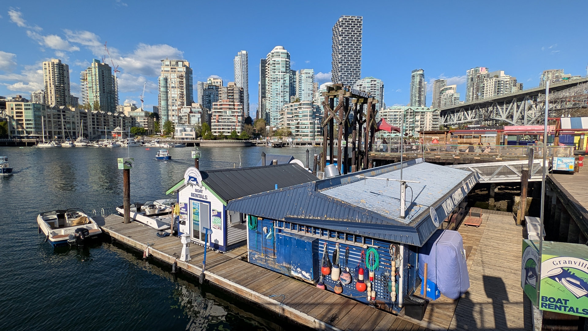 Bootsanleger mit Hochhaus Kulisse in GrandVille Island Vancouver 