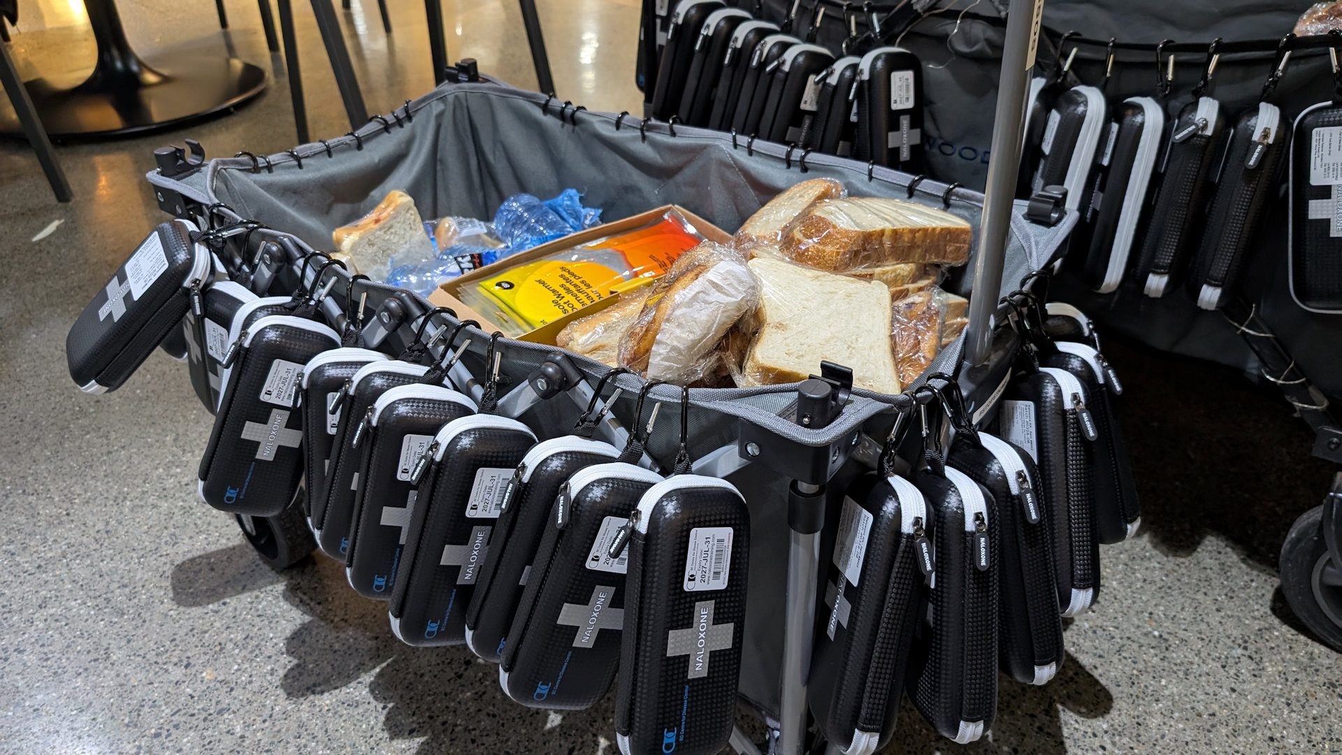 Ein kleiner Wagen der Street Saviours der für einen nächtlichen Rundgang mit Sandwiches und Narcan Kits beladen ist.