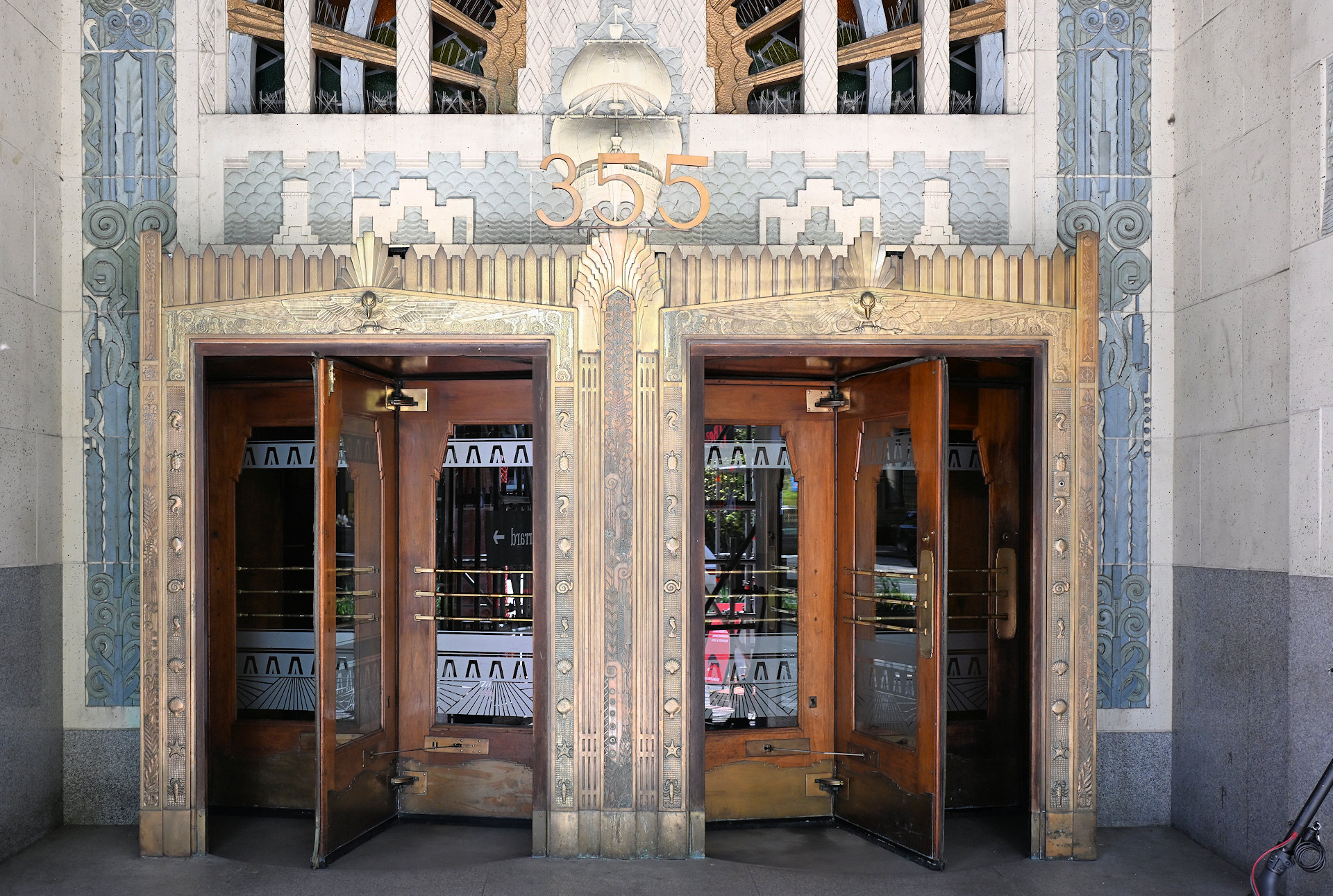 Eingangsportal vom Marine Building Vancouver mit Drehtür