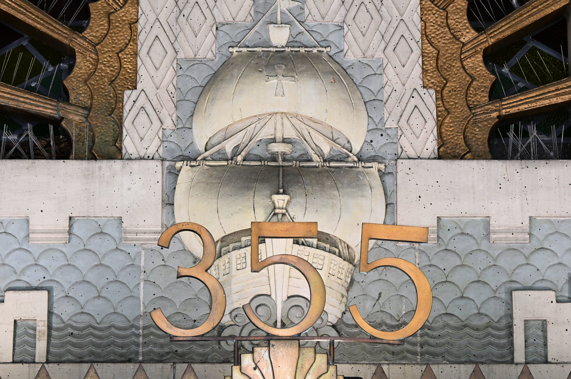 Detail vom Eingang des Marine Buildings mit der Zahl 355 