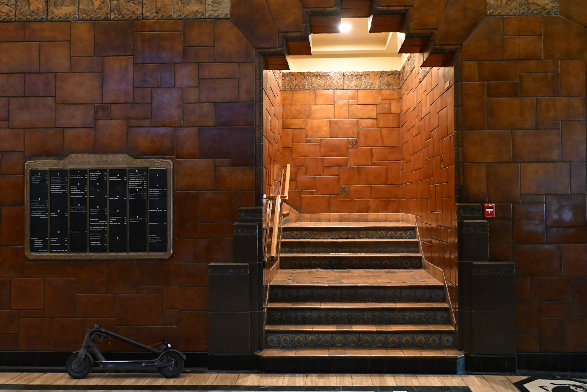 Sanft beleuchtete Treppe mit braunen Fliesen im Marine Building Vancouver