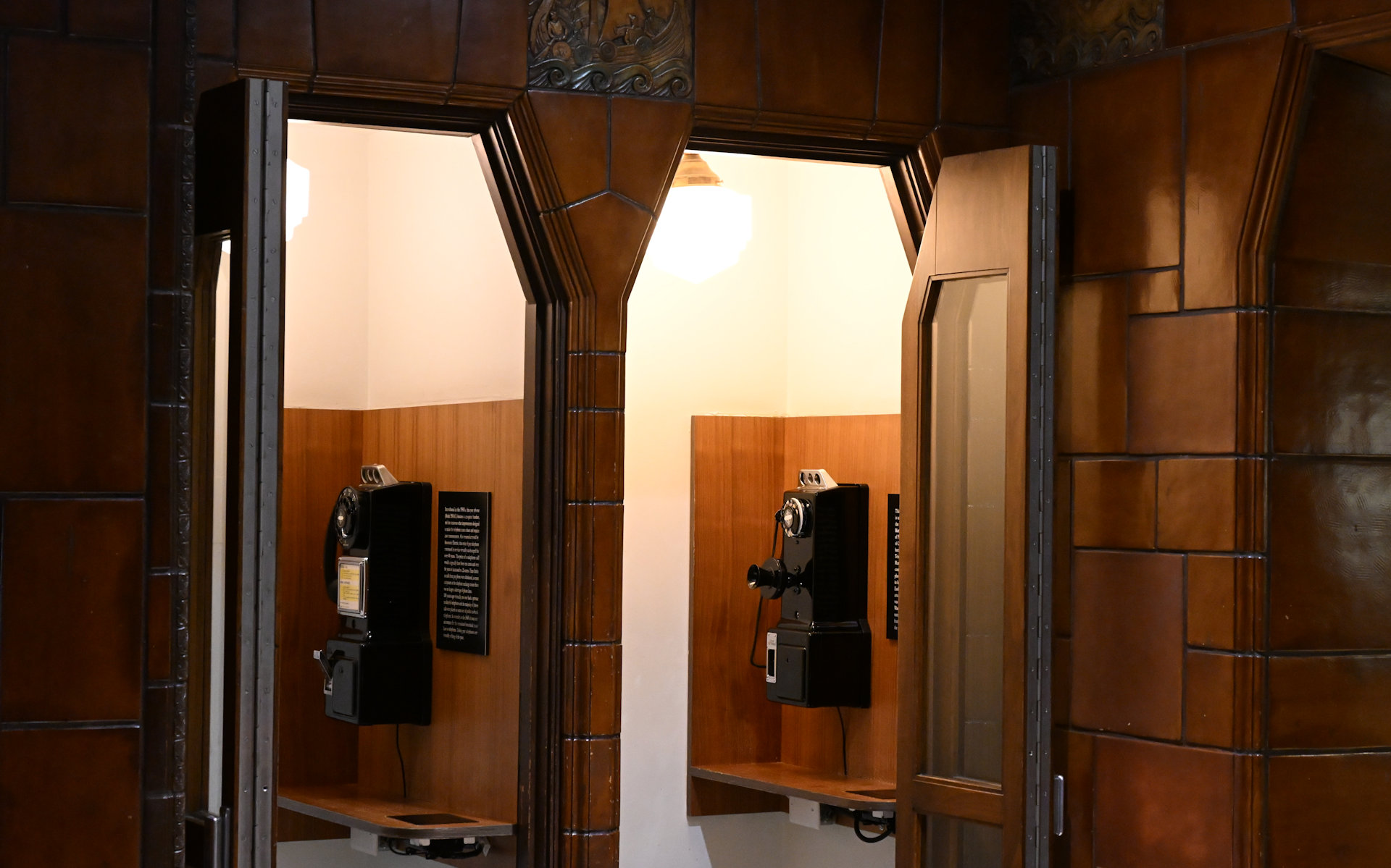 Telefon Boxen im Marine Building mit zwei altertümlichen Münztelefonen 
