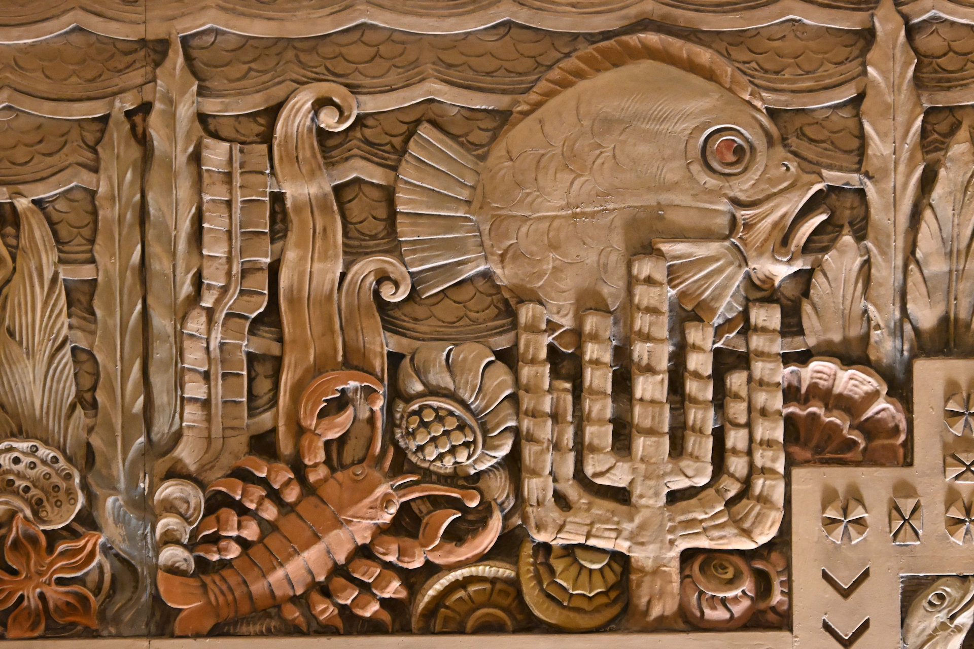 Wandkachel mit Fische, Skorpion, Muscheln und Seetang im Marine Building Vancouver 