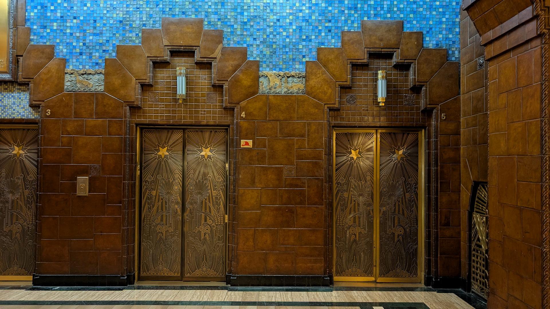 Mit Messing verkleidete Fahrstuhl Türen im Marine Building 