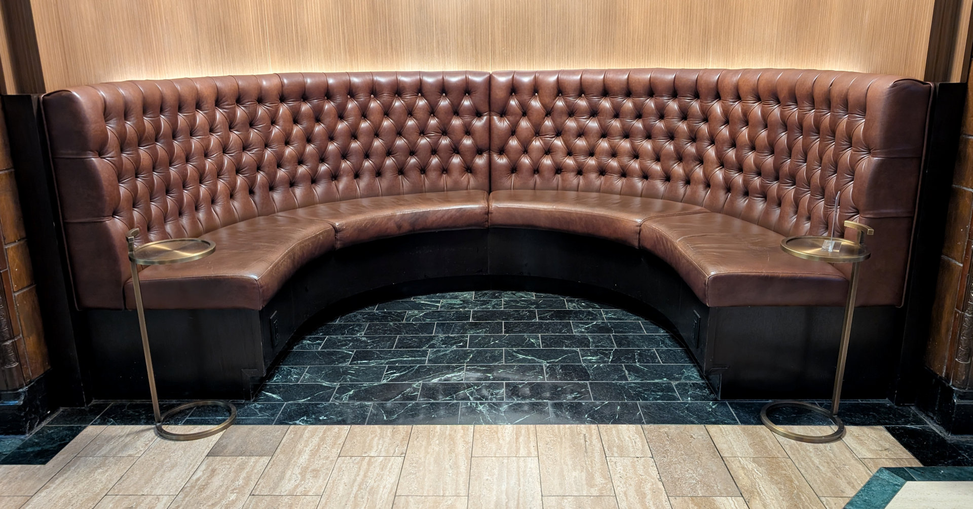 Rundes braunes Ledersofa im Marine Building Vancouver 