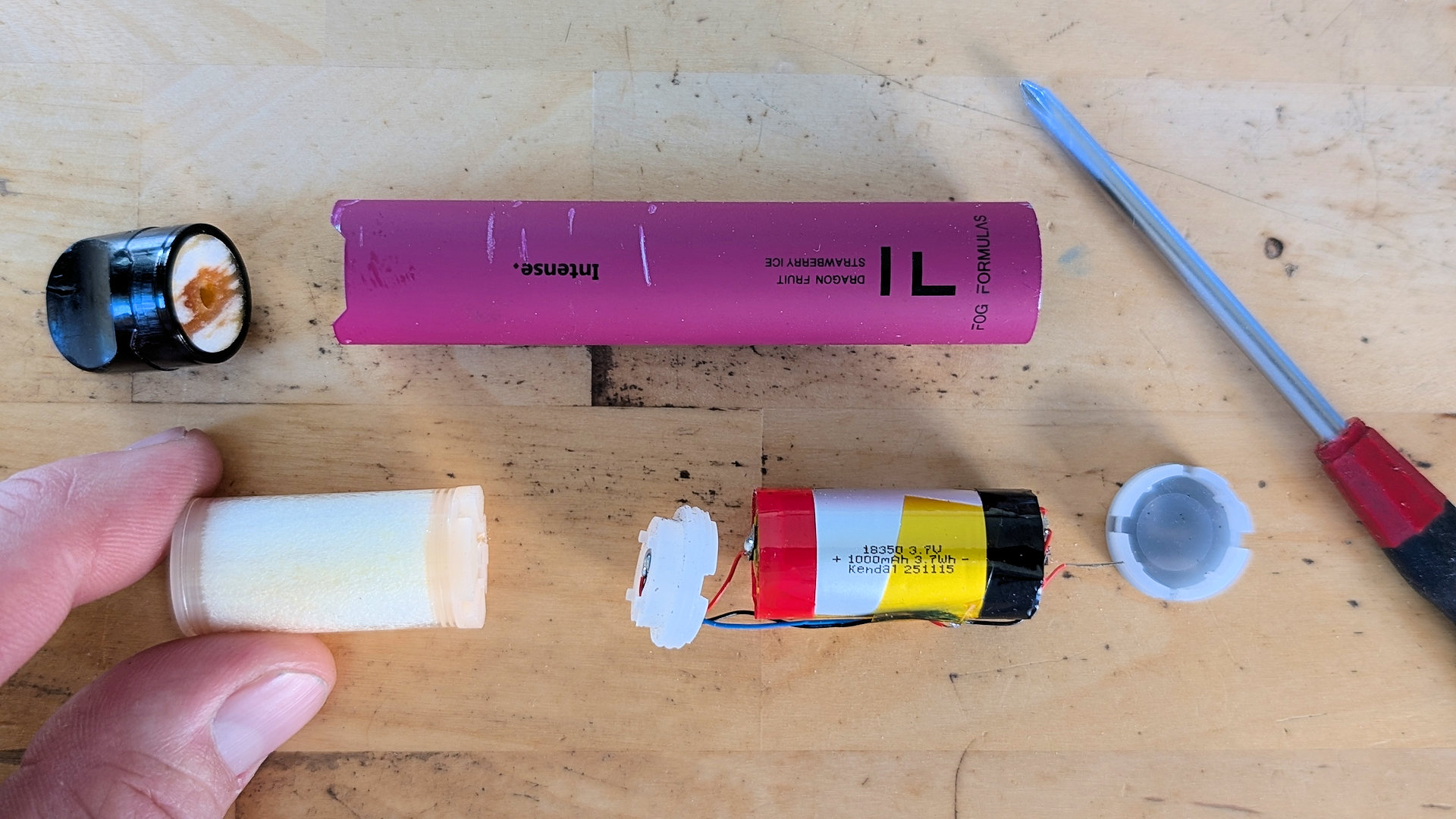 Zerlegte Vape einweg eZigarette mit aufladbarer Lithium Zelle vom Typ 18350 mit 1000mAh
