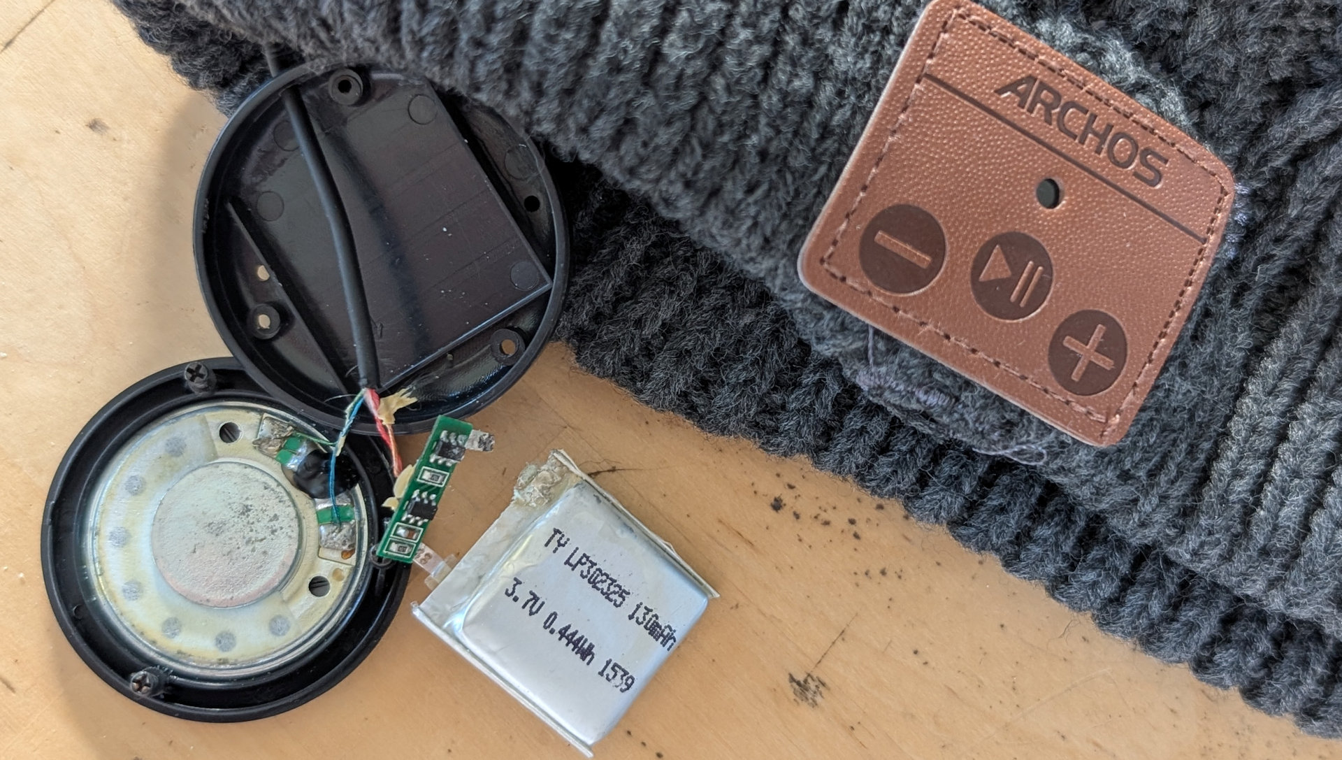 Archos Musik Beanie mit ausgebauter, defekter Lithium Zelle