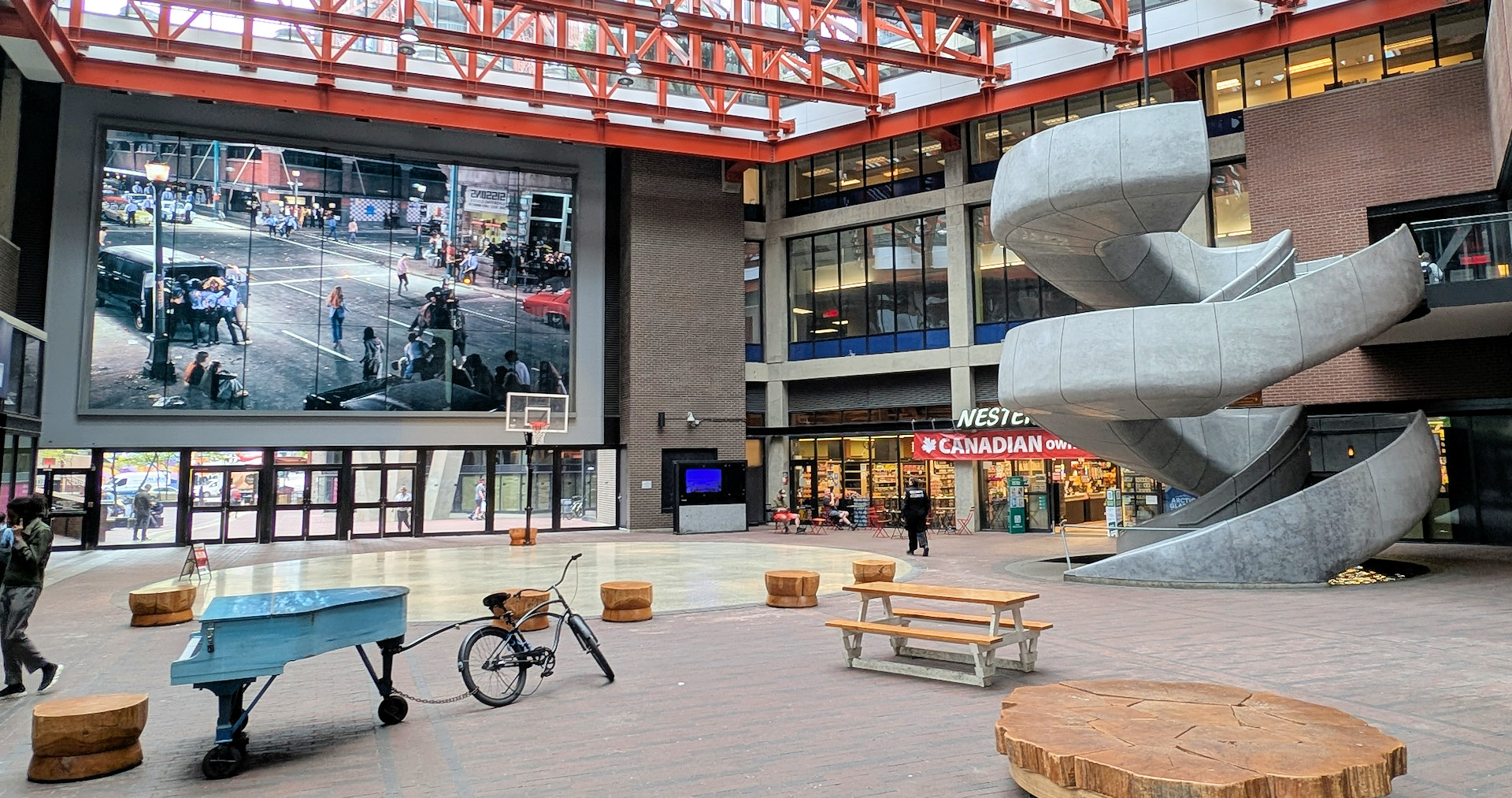 Wandbild über soziale Proteste im Woodward building und graue Wendeltreppe die in der Luft endet