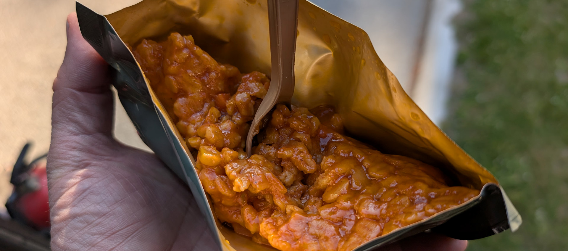 Hauptgericht Graupen in Tomatensauce aus einer Humanitarian Daily Ration