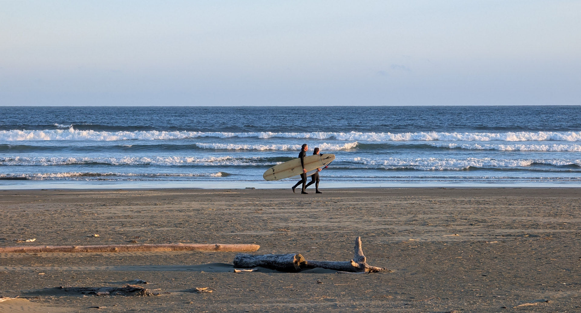 Zwei Surfer an einem Strand auf Vancouver Island