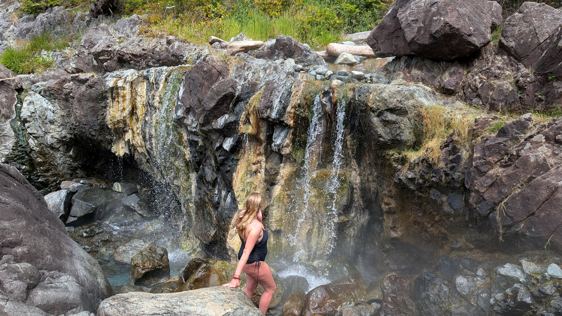 Warmer Wasserfall der Hot Springs Cove