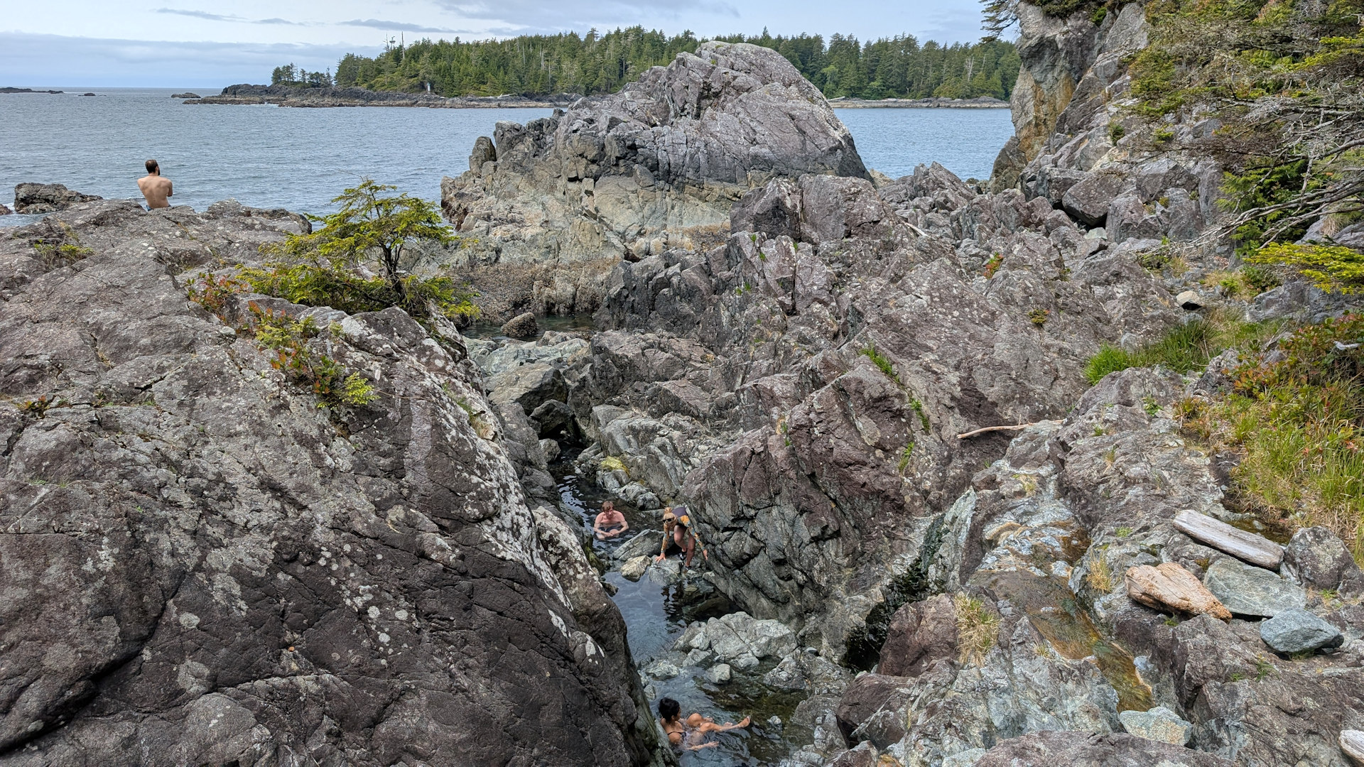 Badegumpen der Hot Springs Cove