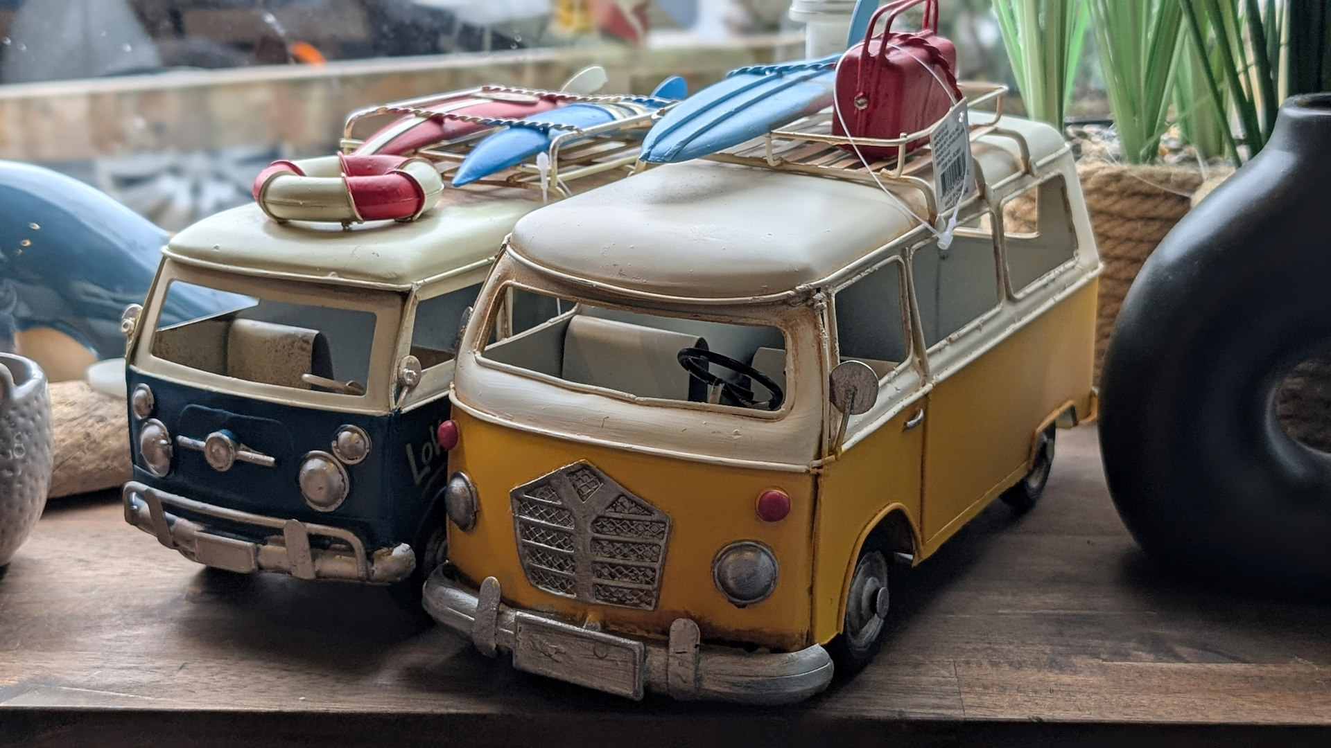 Zwei Modellautos die einem VW Bus ähnlich sehen
