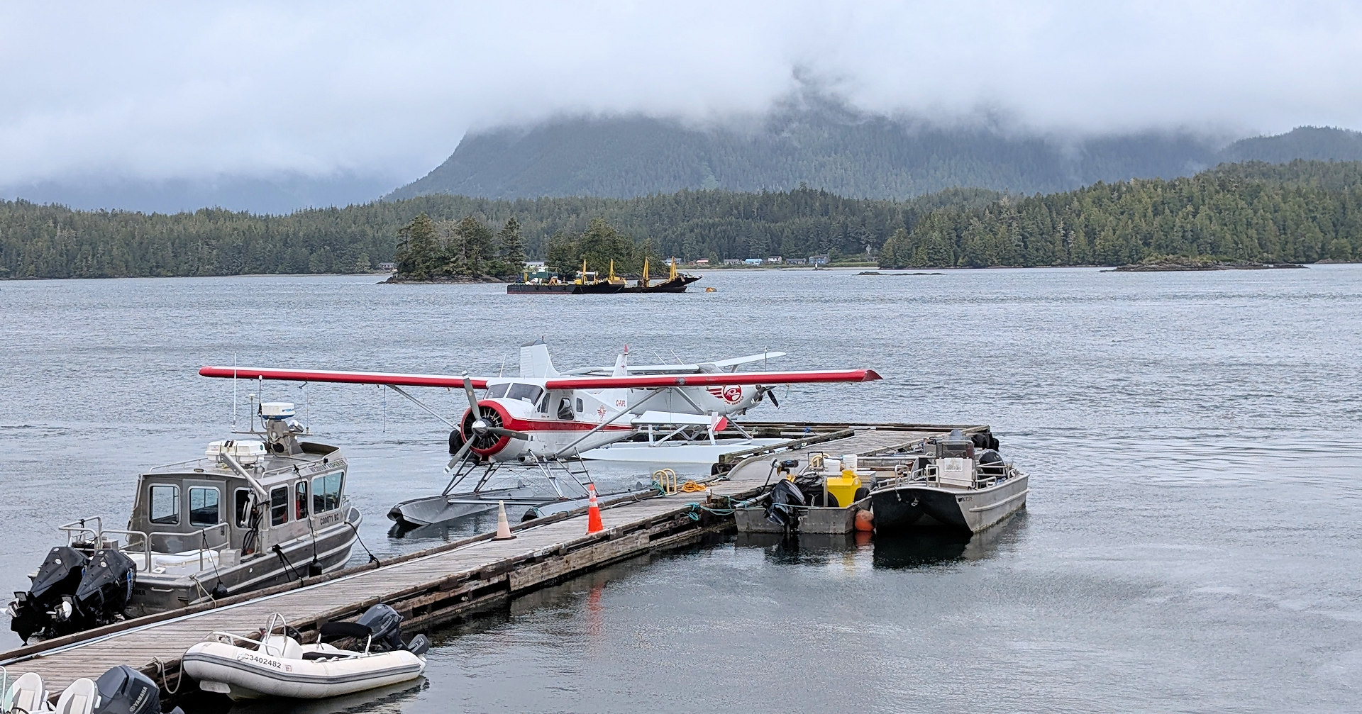 Wasserflugzeug und Boot an einem Anleger in Tofino Vancouver Island