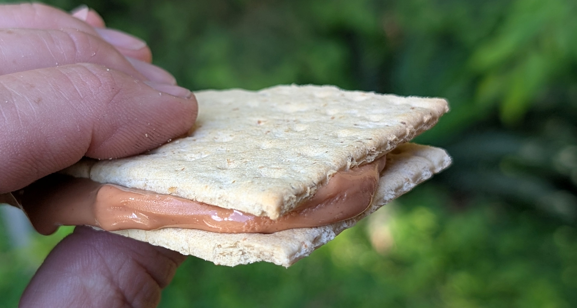 Cracker und Erdnussbutter in einer Humanitarian Daily Ration