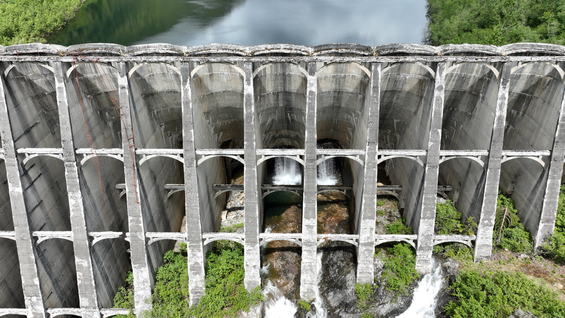 Die Fächer aus Beton vom Hydrodamm in Anyox