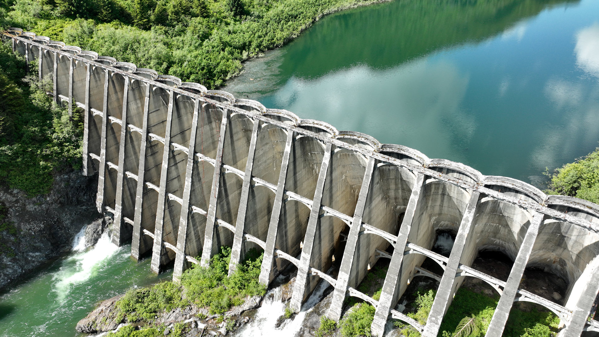 Drohnen Bild vom Hydrodamm in Anyox, schrägansicht