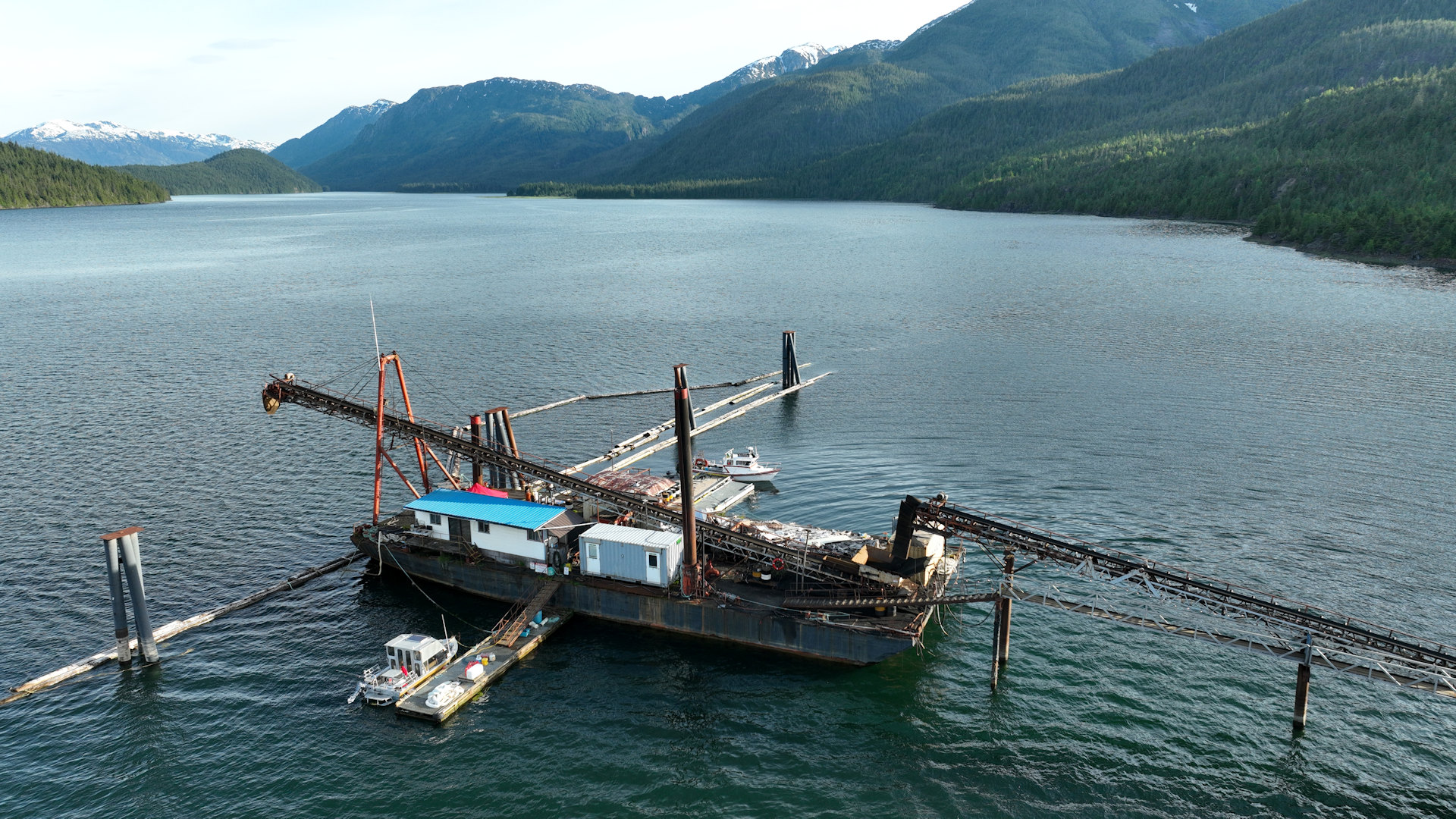 Schwimmende Verladestation für Granulat in Anyox