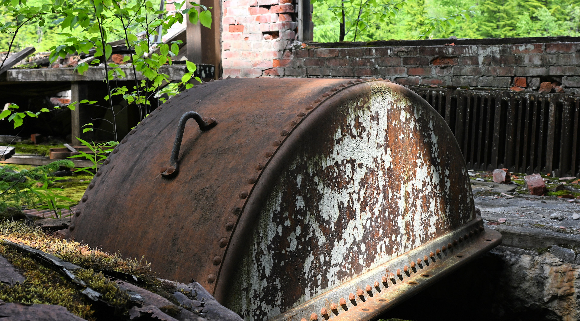 Rostige Metallhaube in einer aufgegebenen Industriehalle Anyox