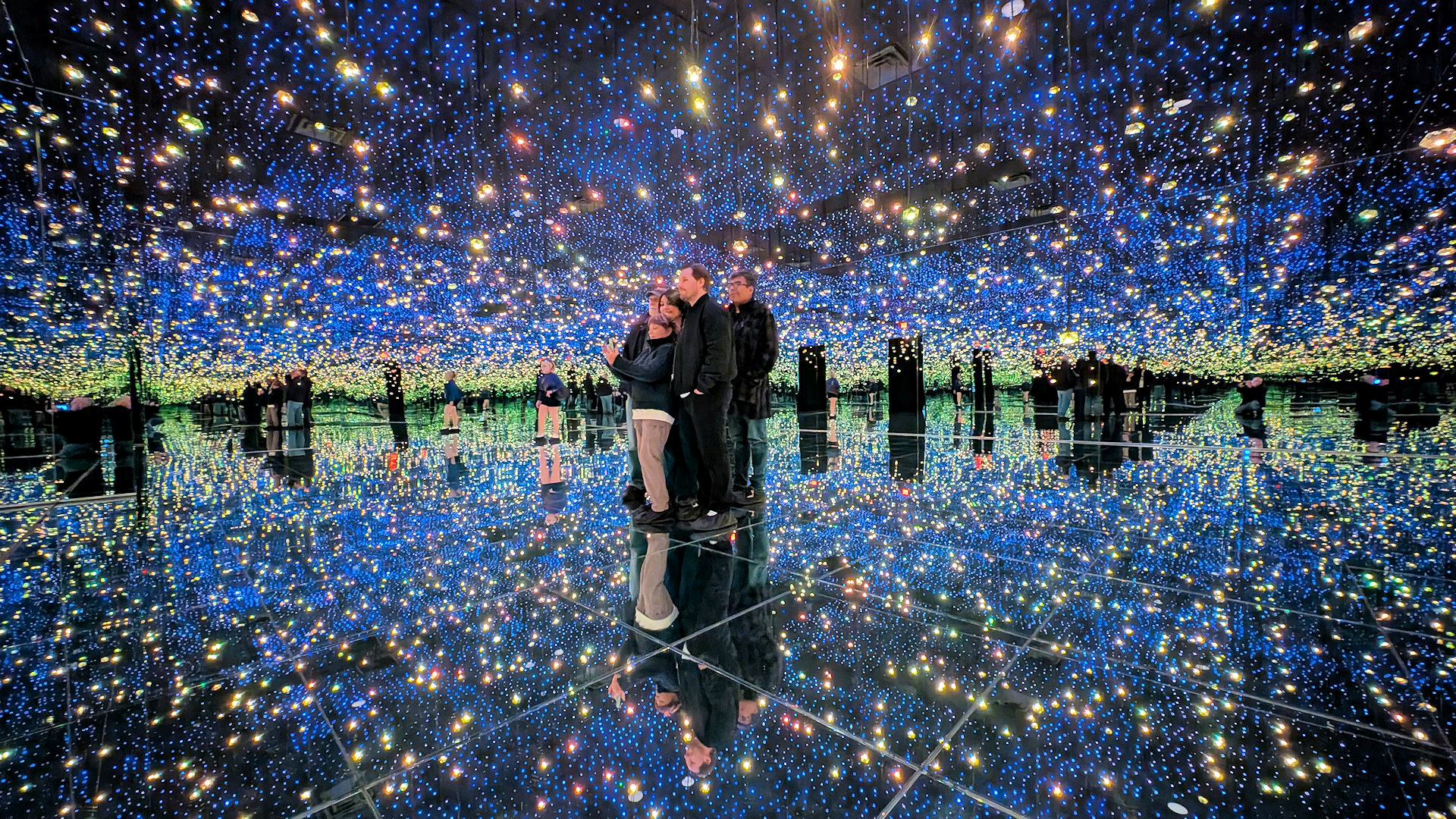 Menschen in einem futuristischen Spiegelraum vom Infinity Museum in Las Vegas