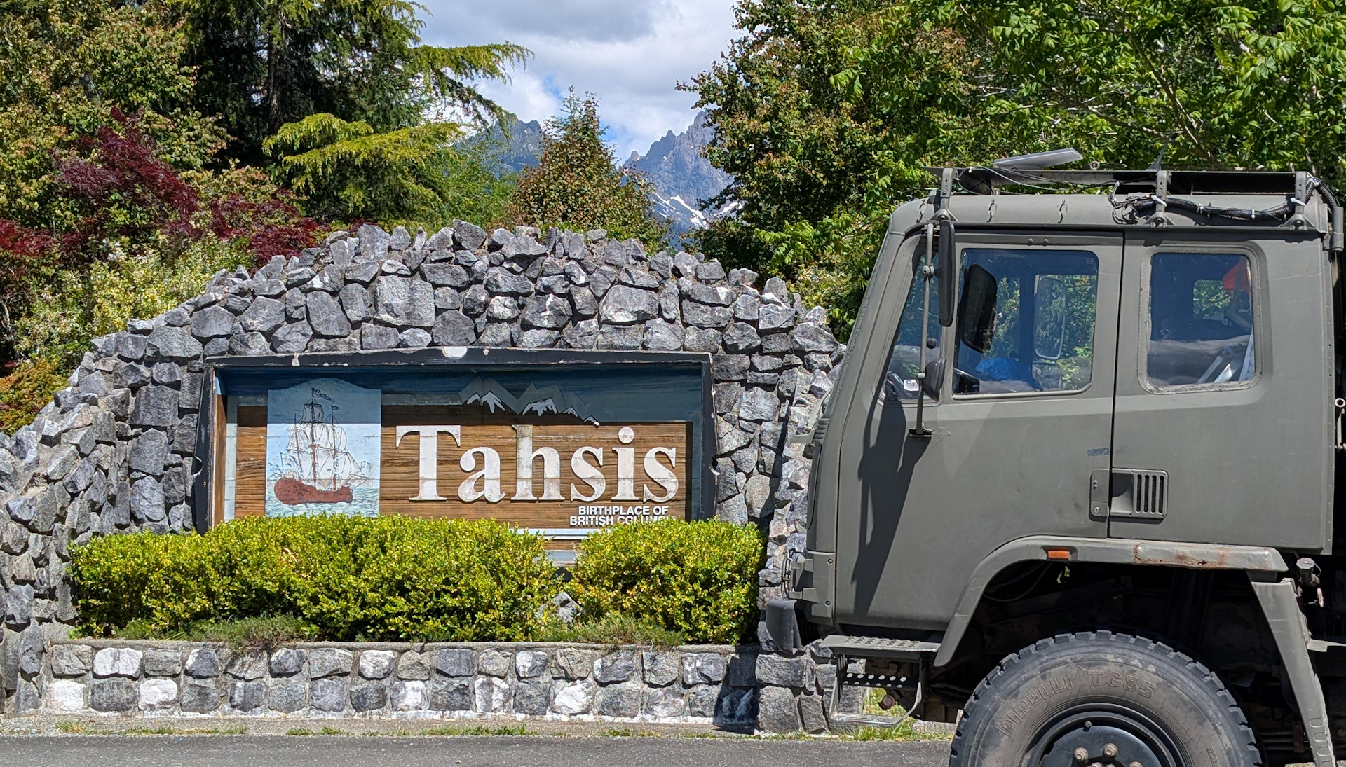 DAF T244 LKW parkt vor Tahsis Schild