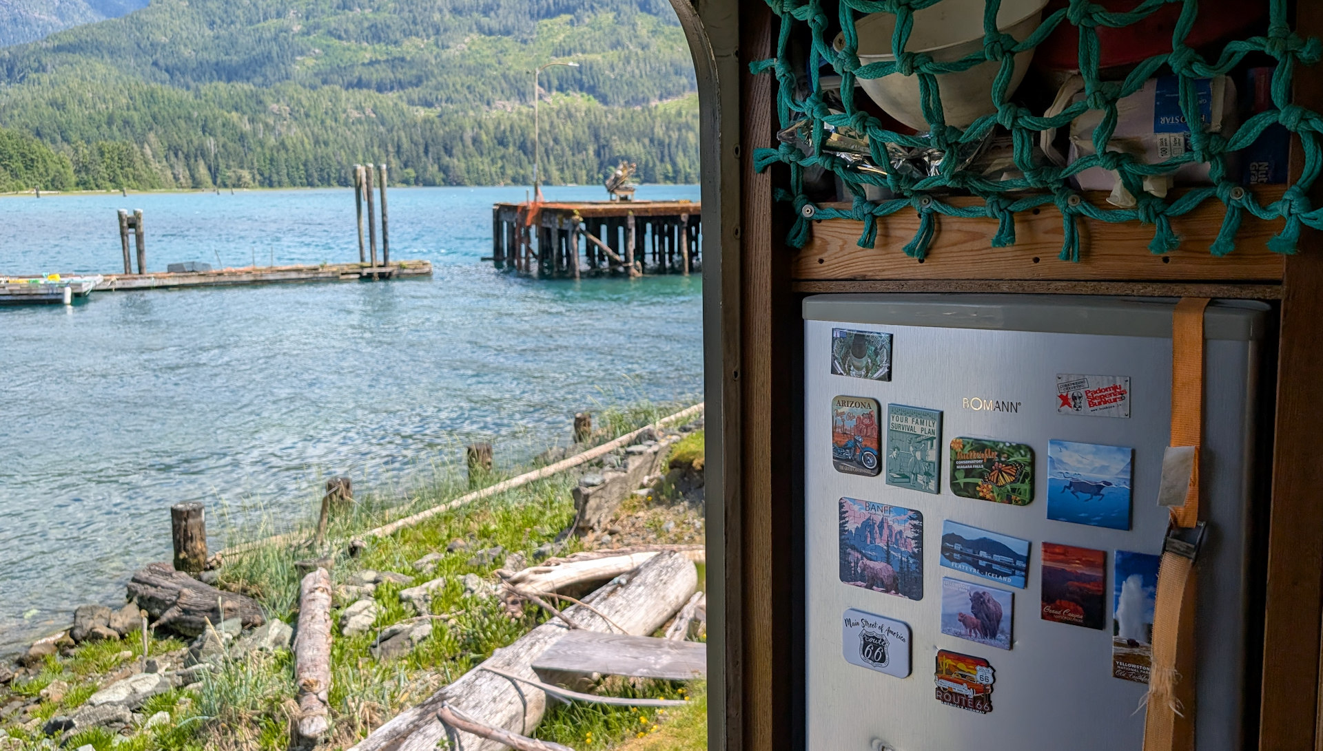 Blick aus einer Kabine auf dem See bei Tahsis