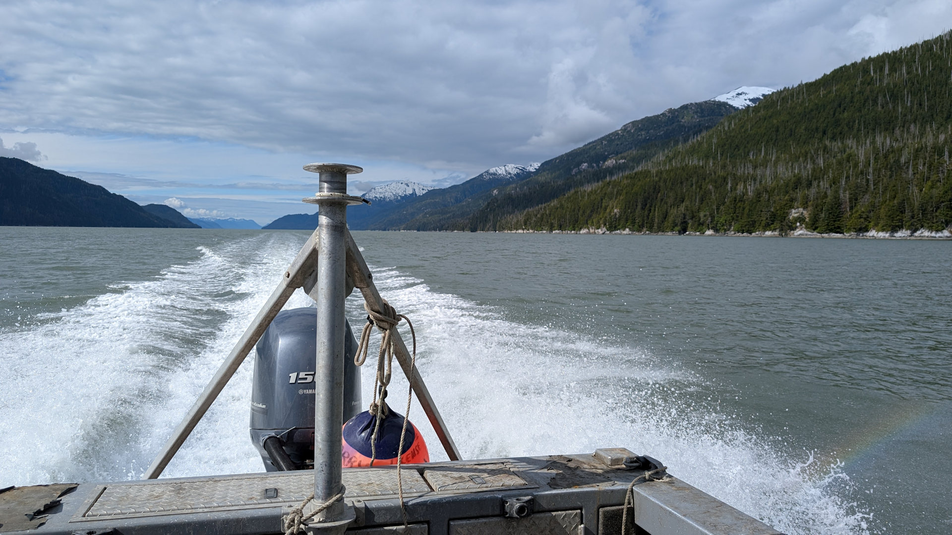 Blick nach hinten aus einem schnellen Motorboot