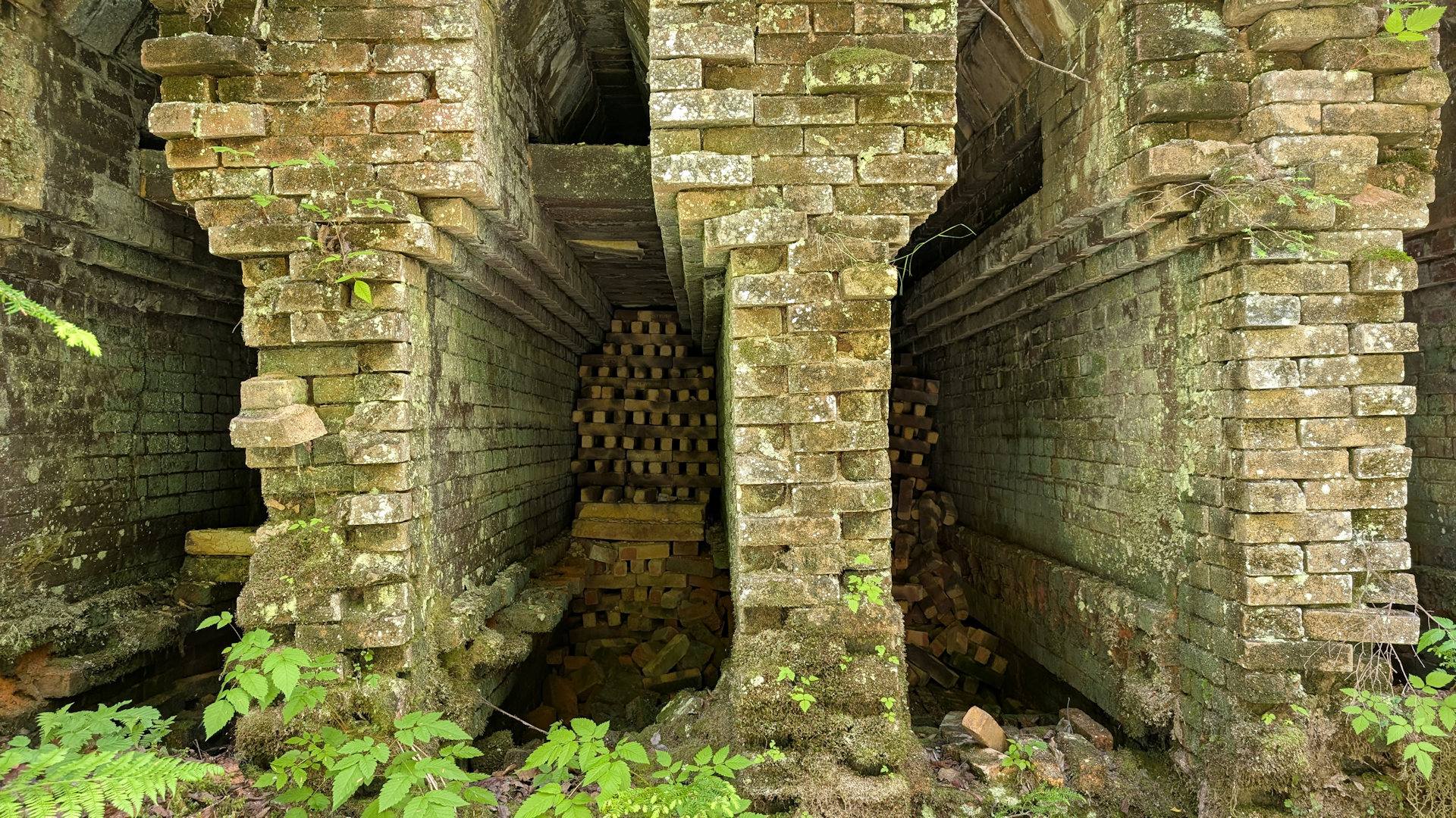 Ziegelsteine in der Brennkammer einer Ziegelei in Anyox