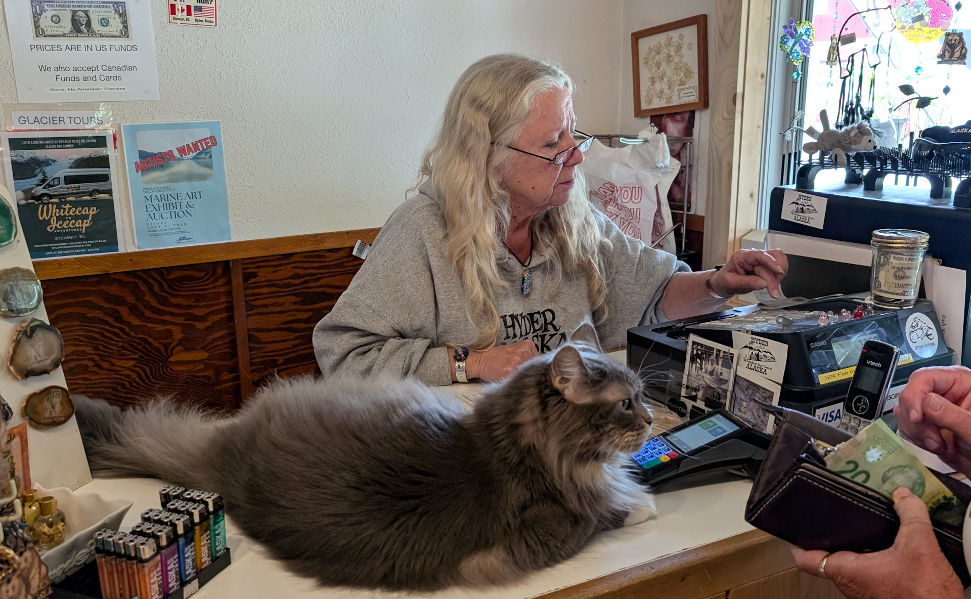 Caroline in Carolines Gift Shop Hyder mit Katze 