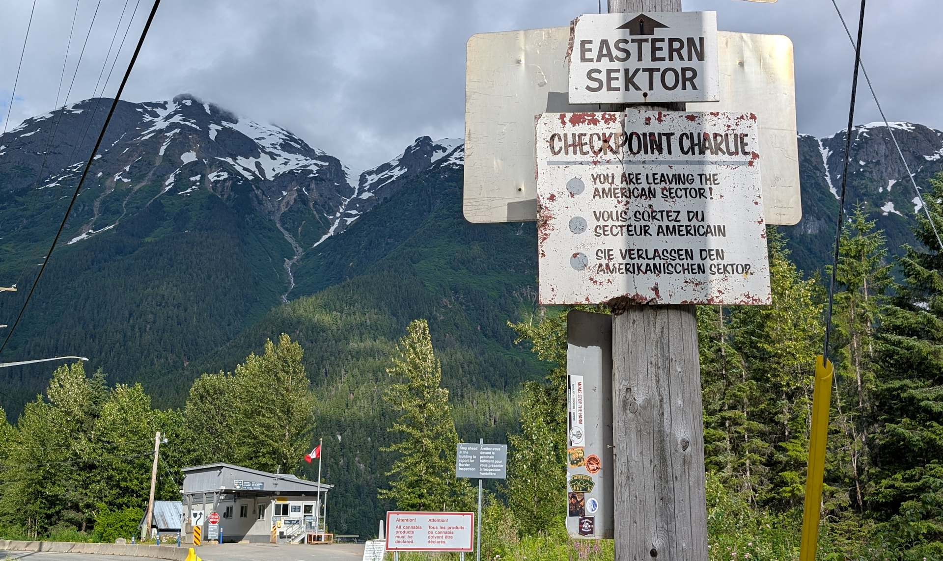 Grenze zwischen Hyder Alaska und Kanada BC mit Checkpoint Charlie Schild 