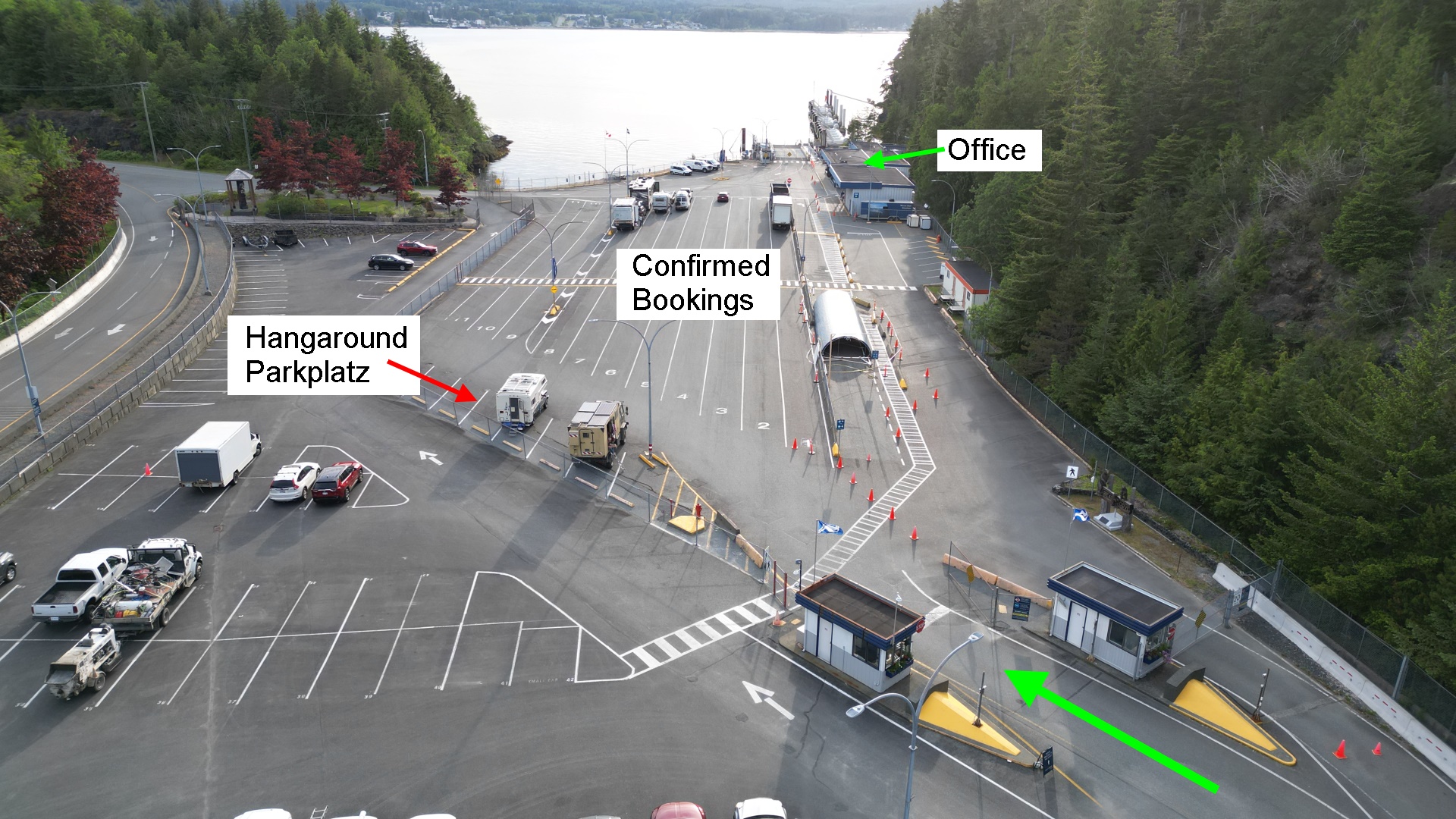 Drohnen Bild Fähren Hafen Port Hardy mit zusätzlichen Beschriftungen