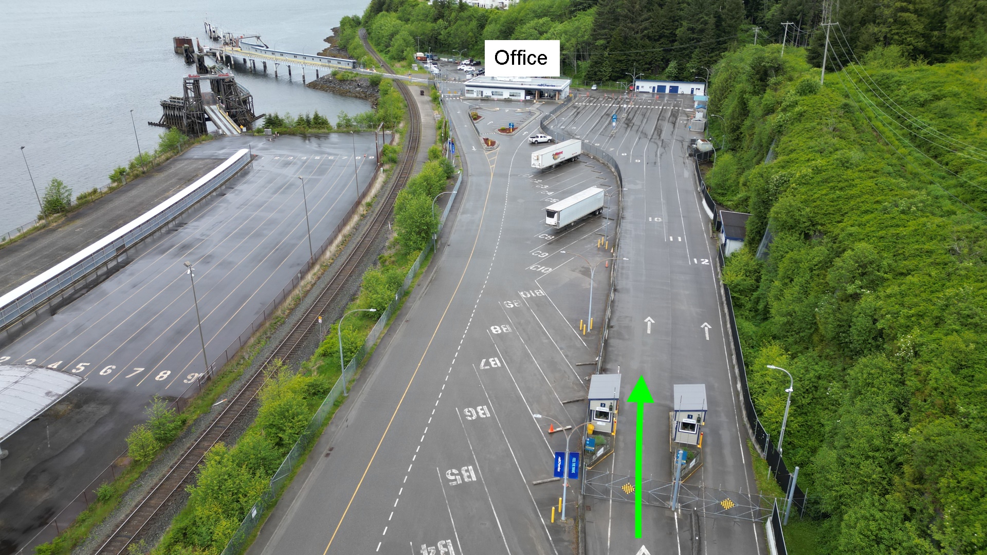 Drohnen Bild Fähren Hafen Prince Rupert  mit zusätzlichen Beschriftungen