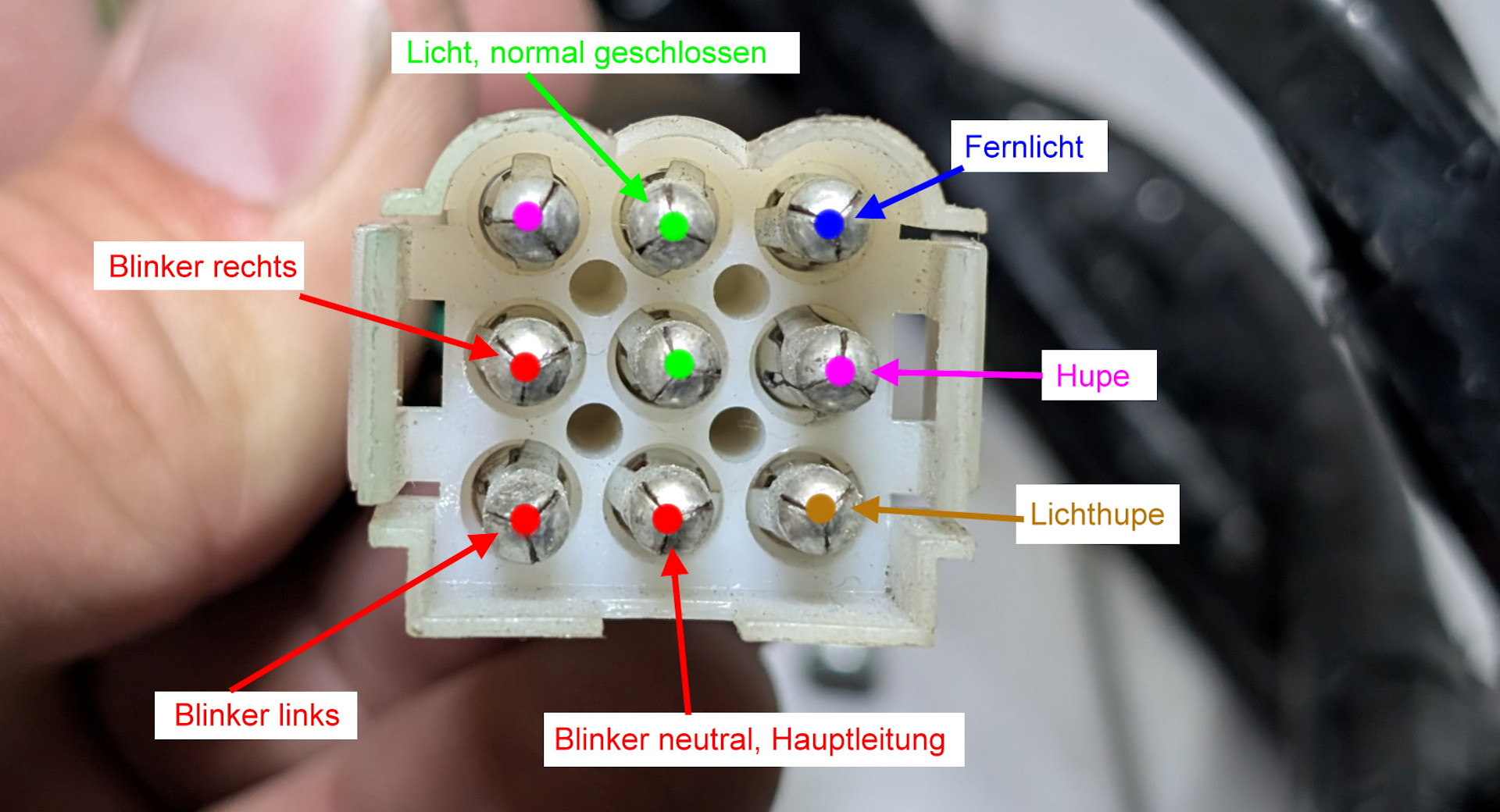 Stecker im DAF T244 für Licht, Fernlicht, Hupe und Blinker mit Beschriftung