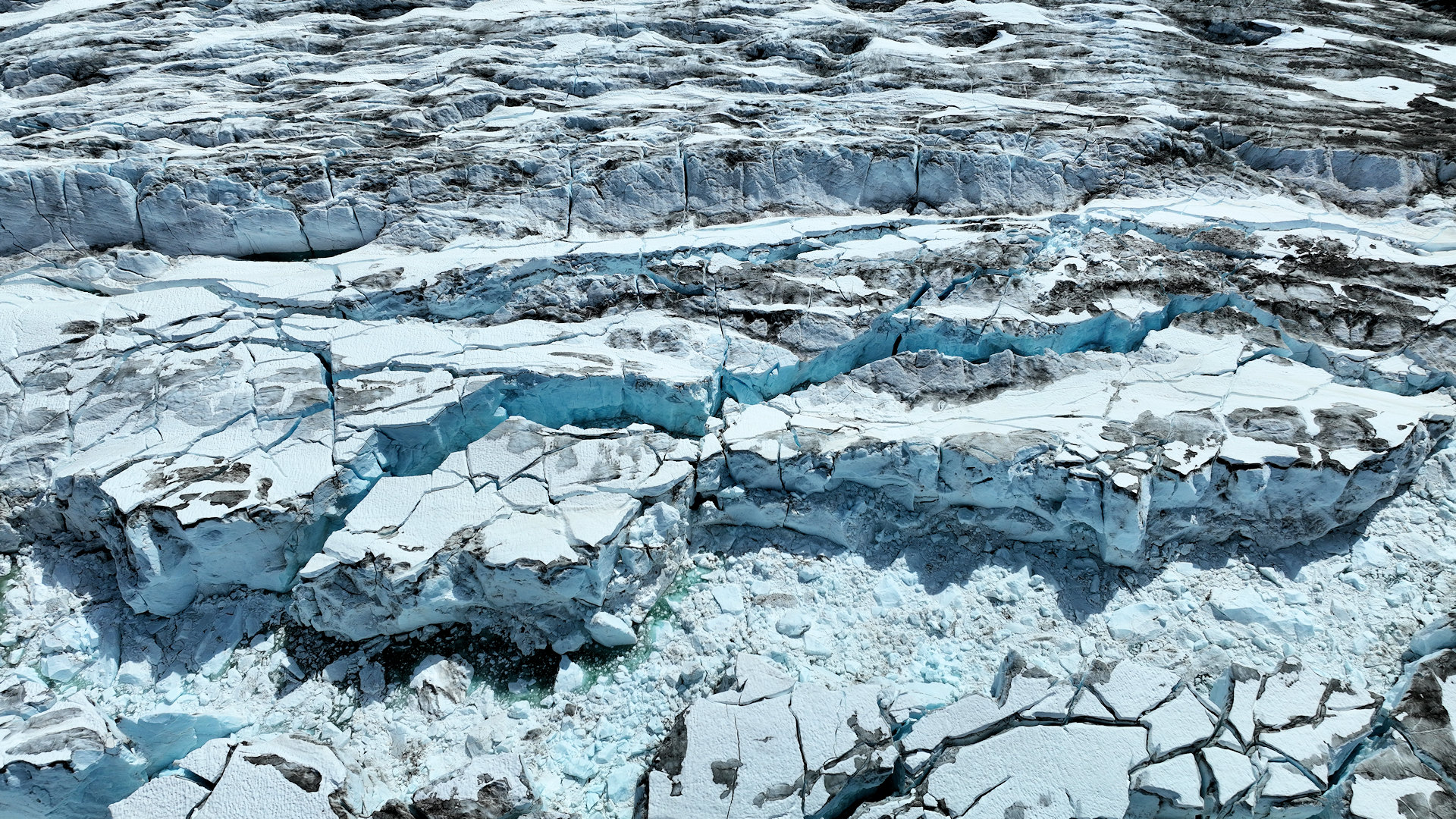 Blau schimmerndes Eis vom Salmon Glacier Alaska 