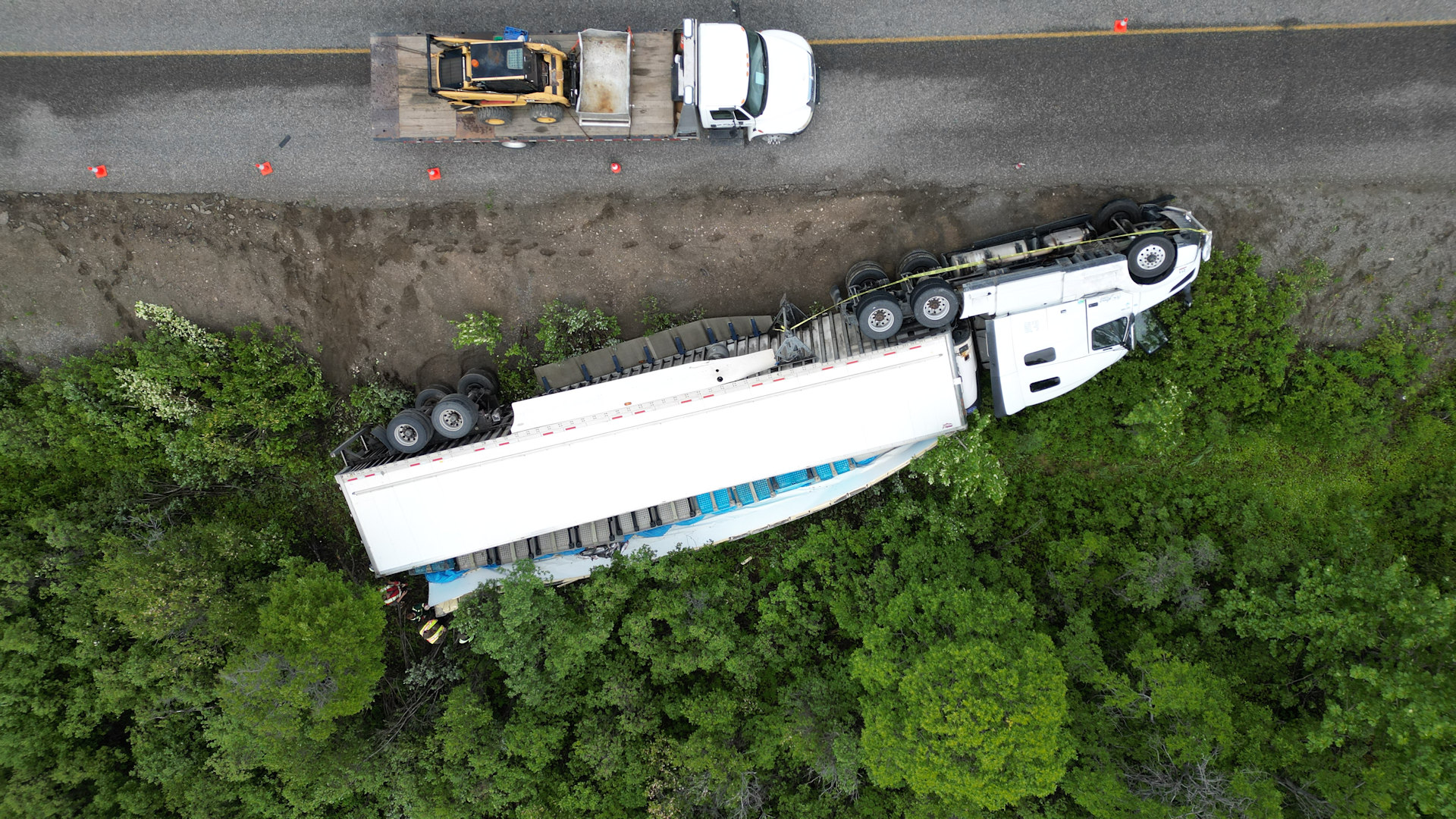 Drohnen Bild von einem LKW der abseits der Strasse auf der Seite liegt