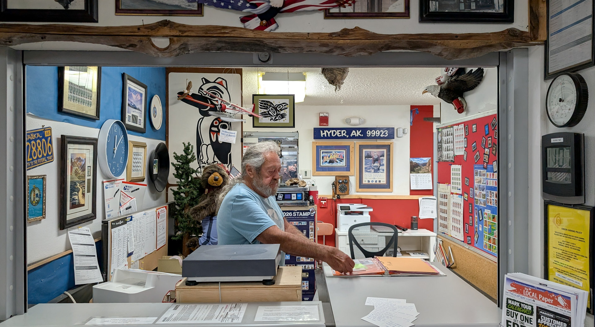 Innenansicht vom gemütlichen United States Post Office in Hyder Alaska 