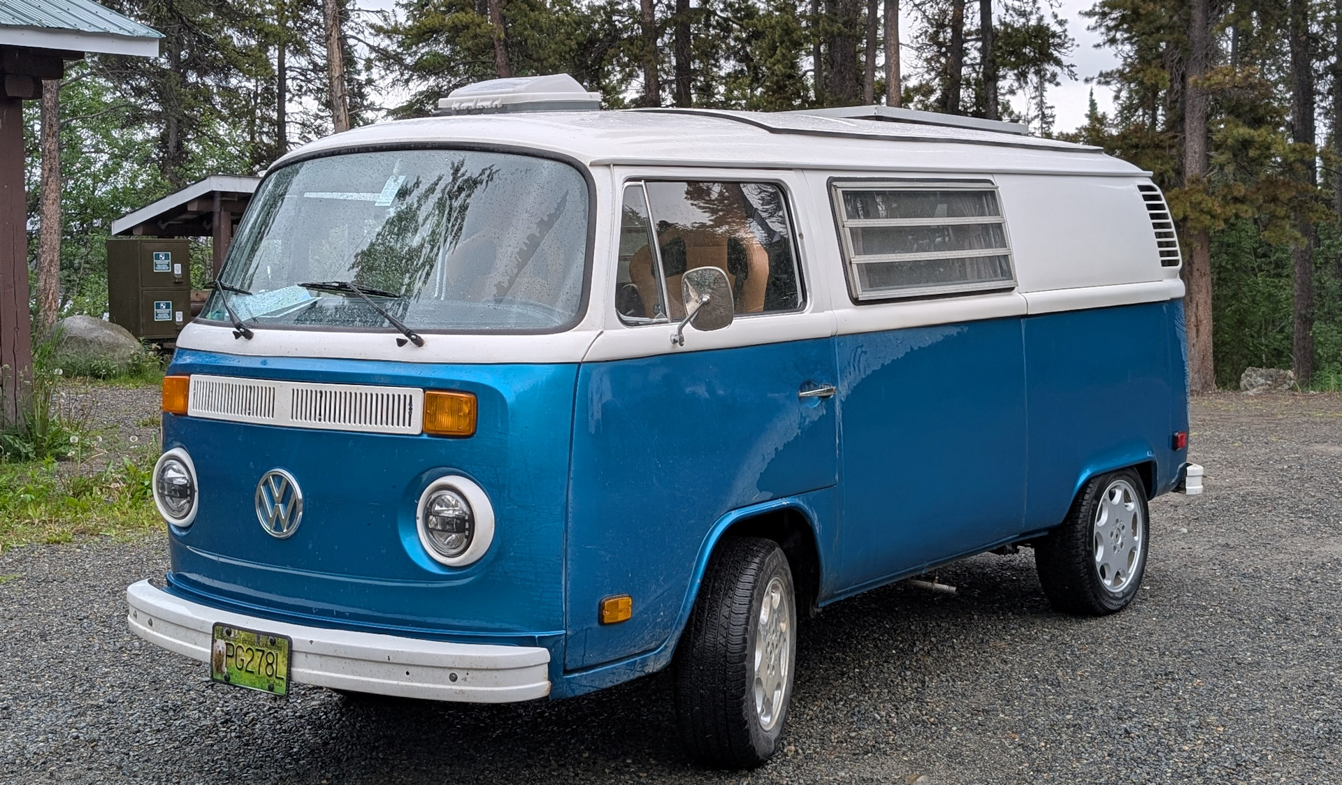 Blauer VW T2 Camper Bus im Topzustand 