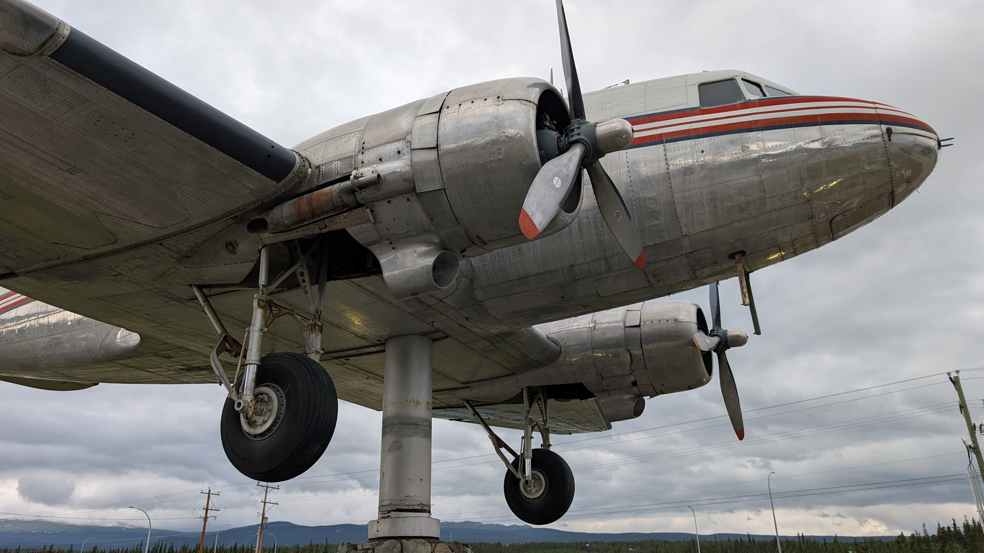 DC-3 Flugzeug als Wetterhahn in Whitehorse