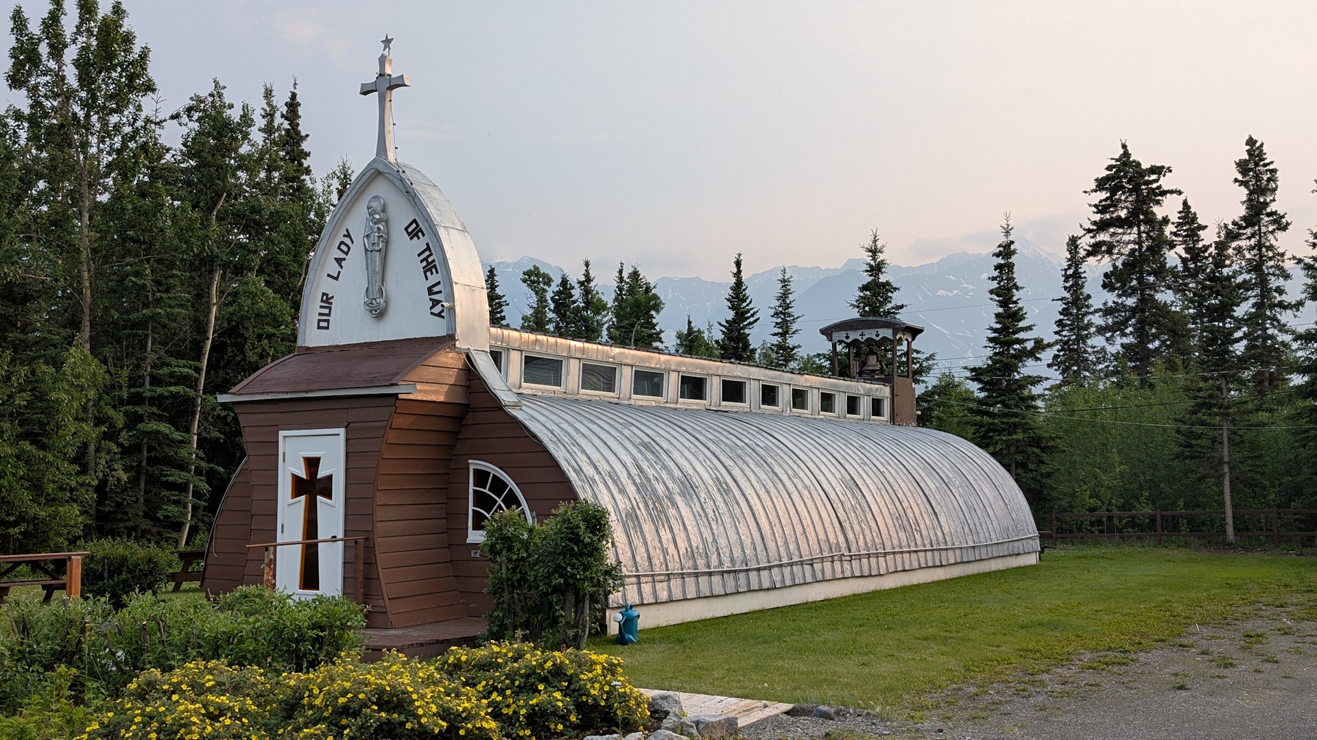 Kirche aus einer Wellblech Nissenhütte 