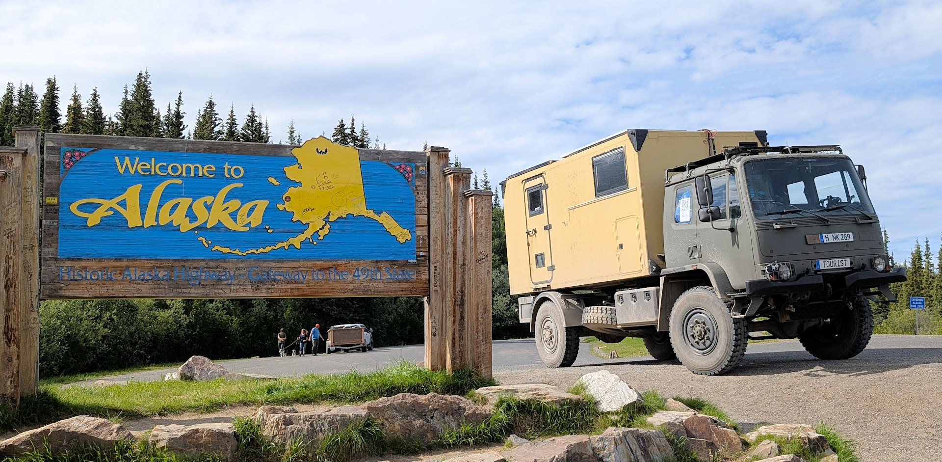 DAF T244 LKW vor einem Welcome to Alaska Schild mit gelber Schrift 