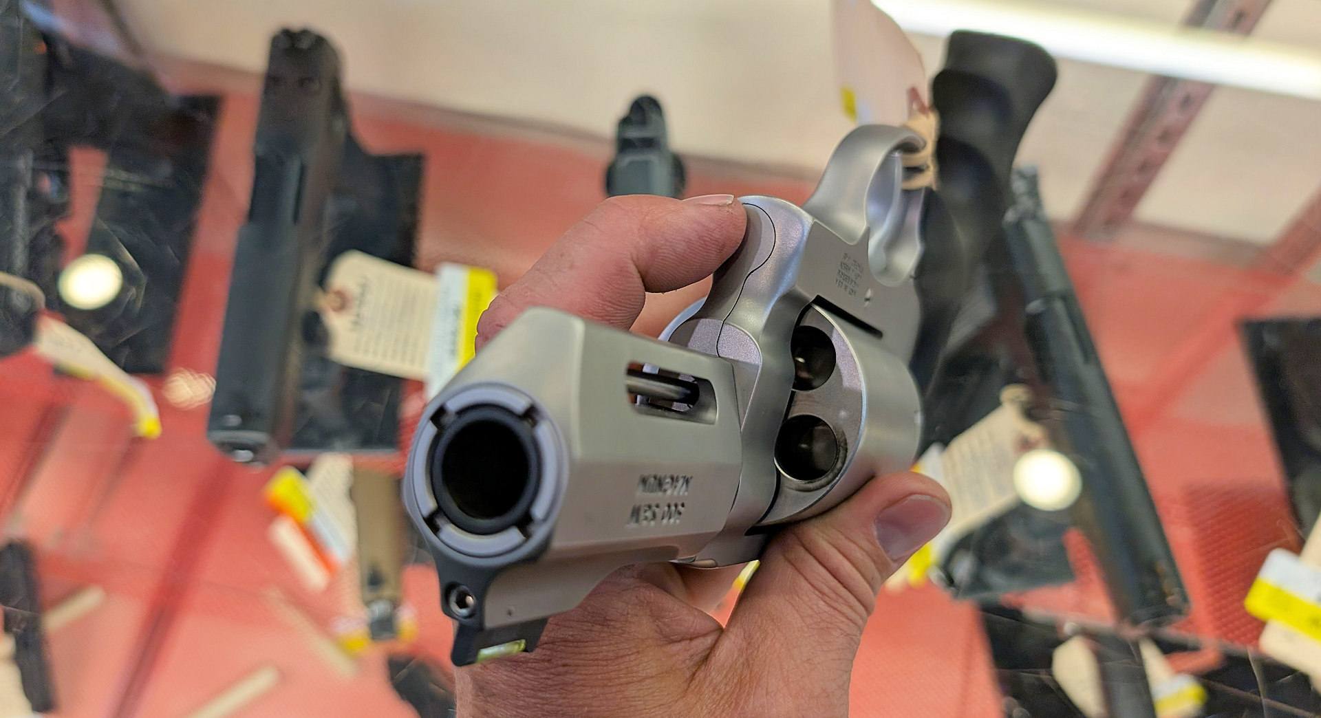 Blick in den Lauf einer Grizzly Gun Revolver